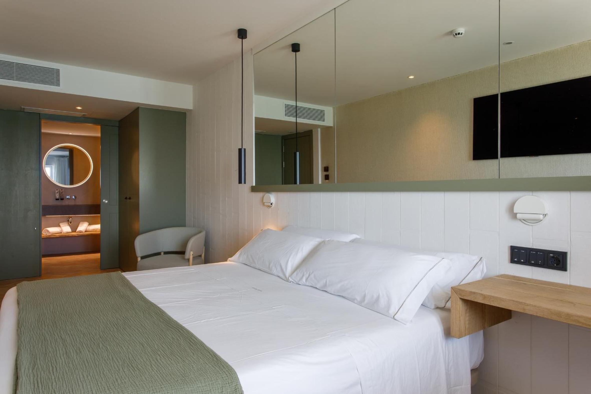 Deluxe Double Room with Balcony and Sea View - Photo 1