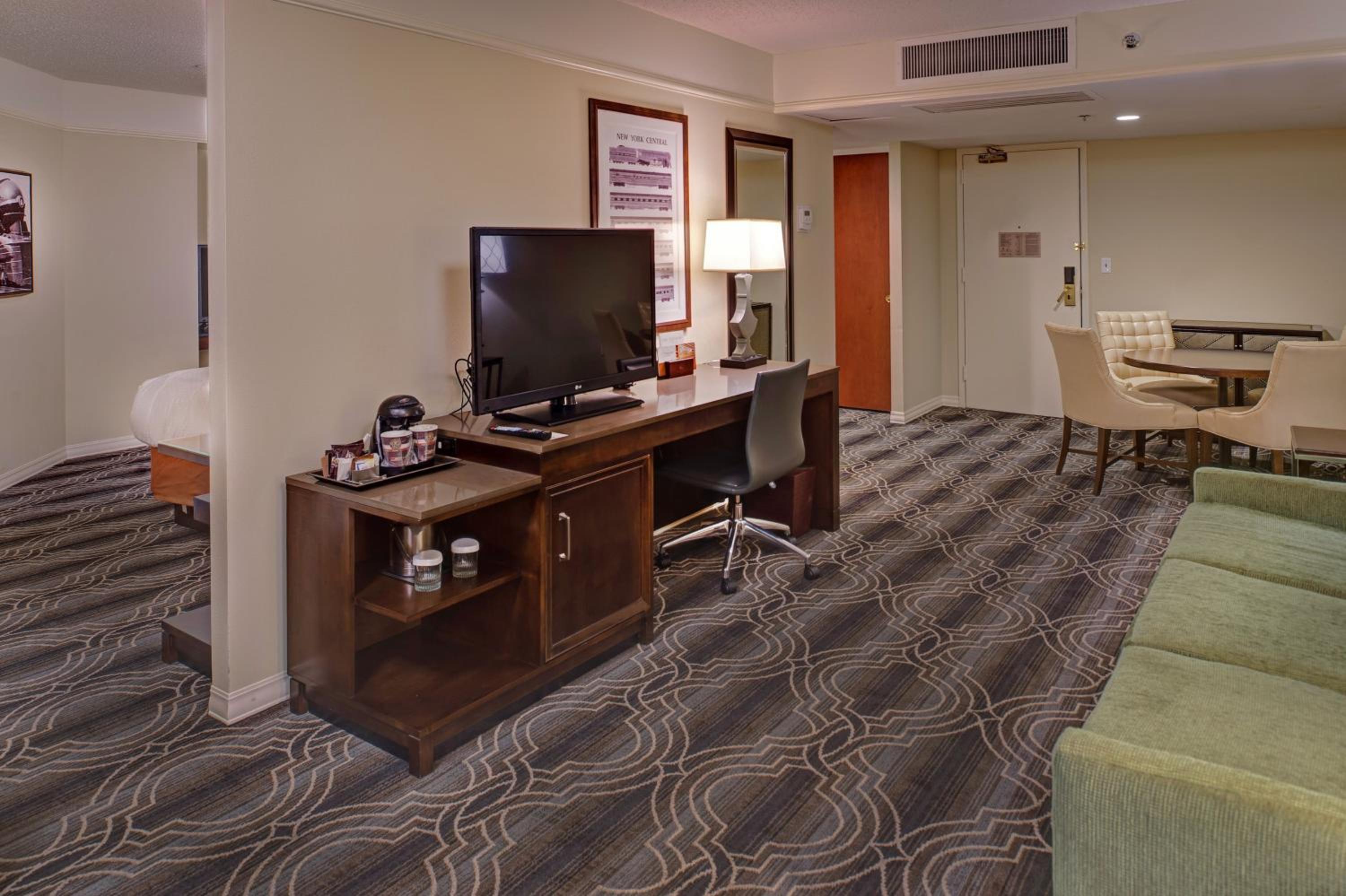 Deluxe Junior King Suite - Photo 5