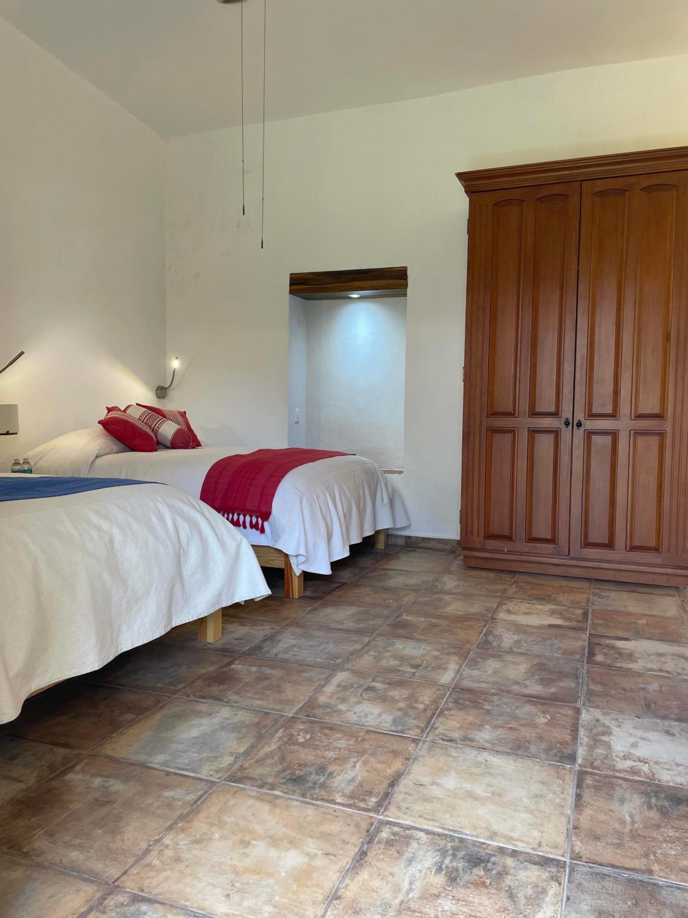 Standard Queen Room with Two Queen Beds - Photo 5