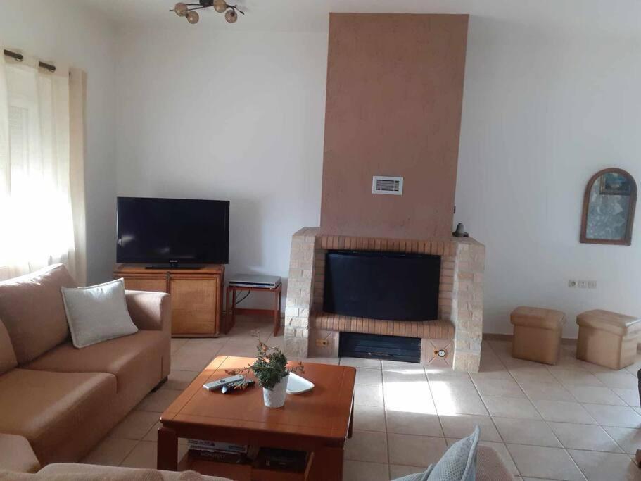 Three-Bedroom House photo 3