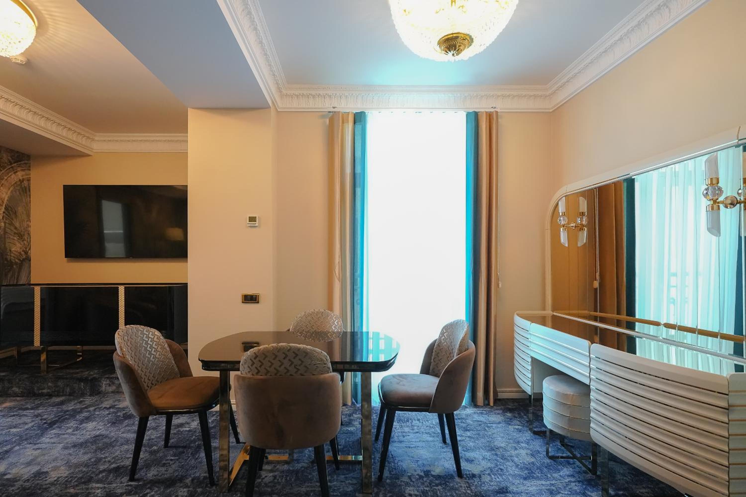 Deluxe Suite - Photo 2