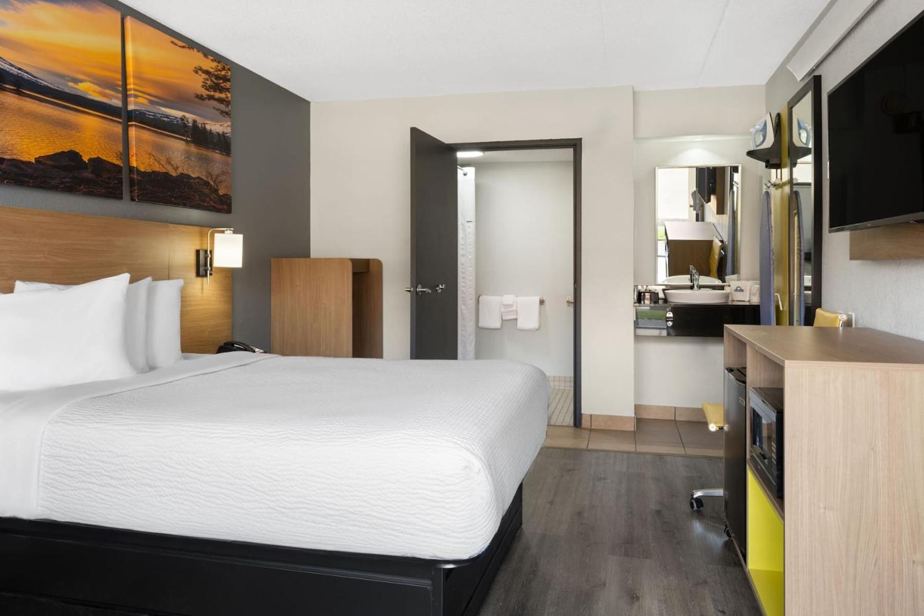 Queen Room with Roll-In Shower - Mobility Accessible/Non-Smoking - Photo 3