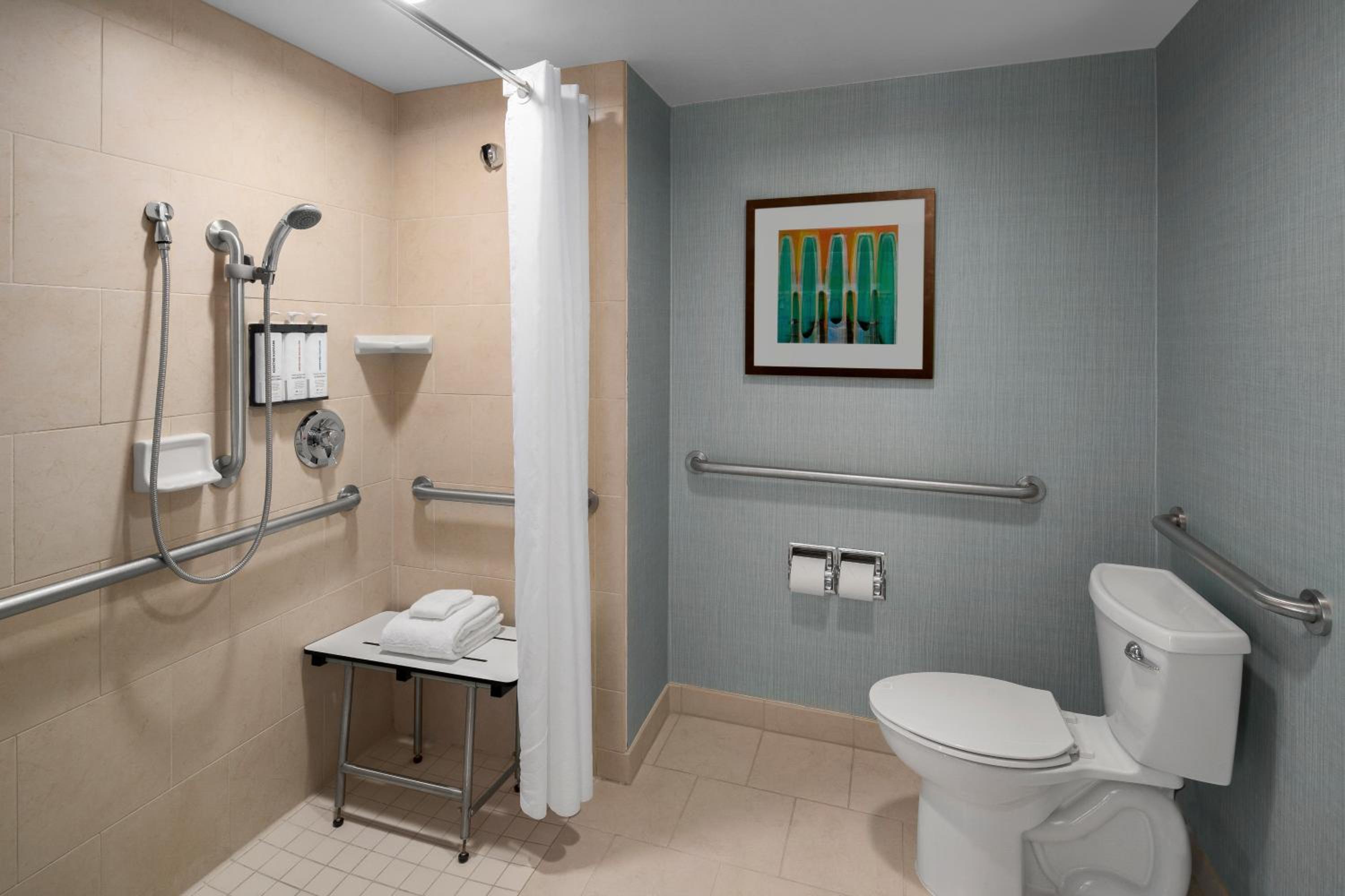 Queen Room with Two Queen Beds, Sofa Bed and Accessible Tub - Photo 2