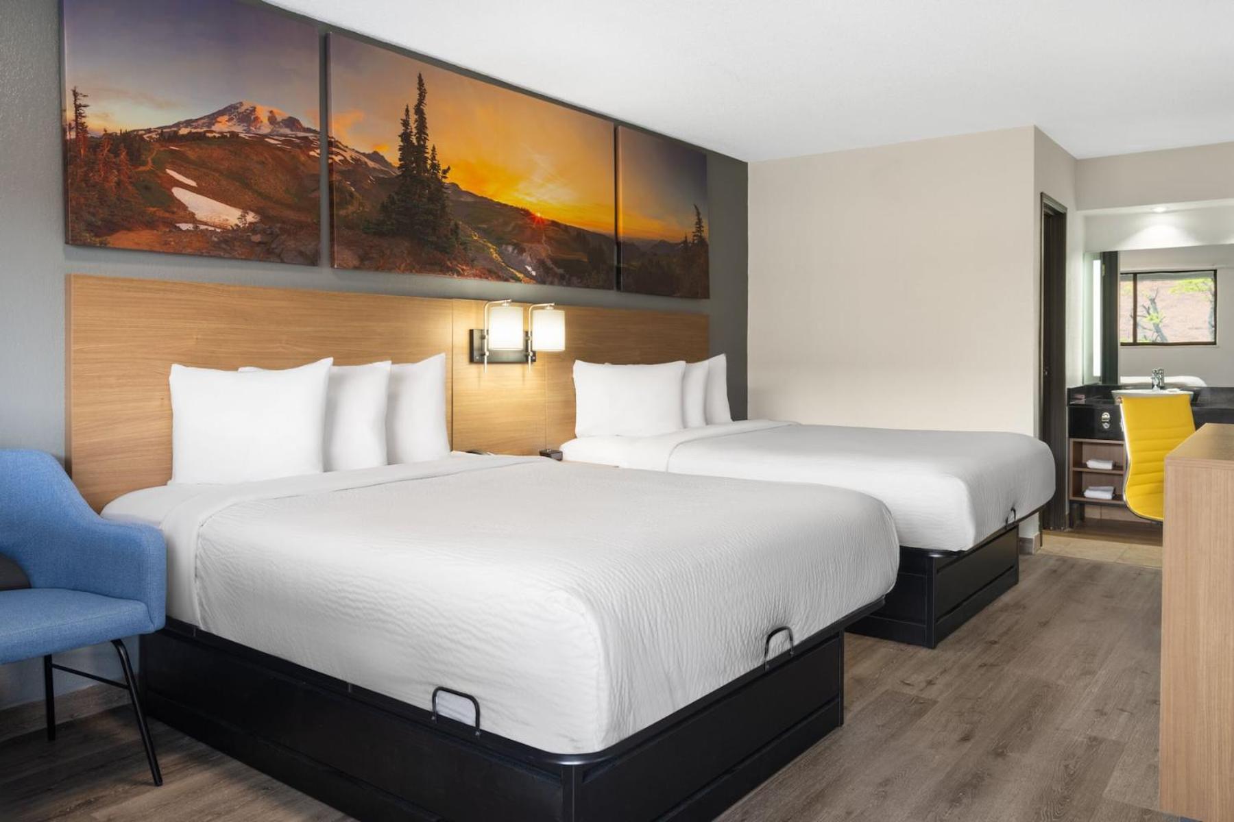 Queen Room with Two Queen Beds - Non-Smoking - Photo 3