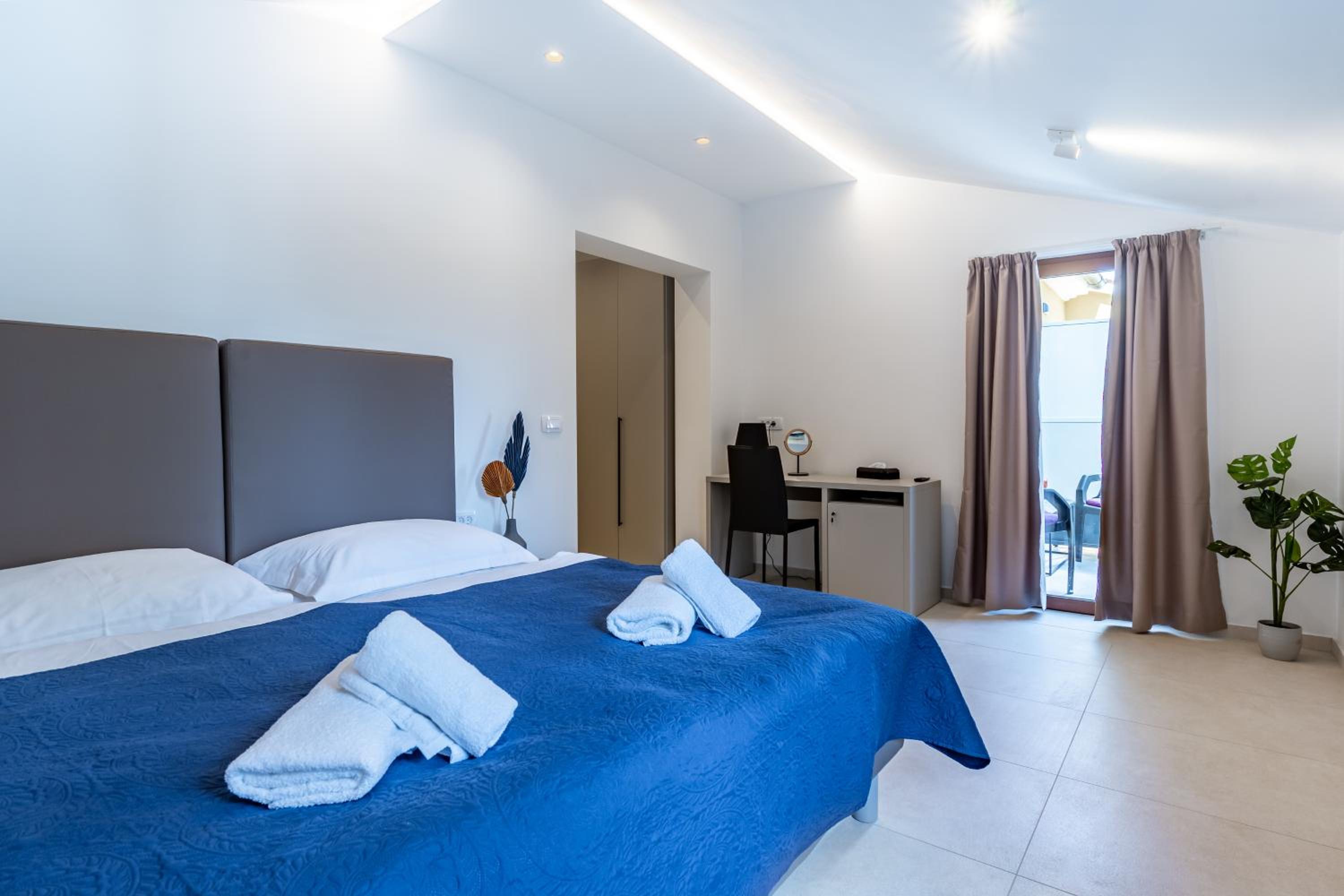 Superior Double or Twin Room - Photo 10