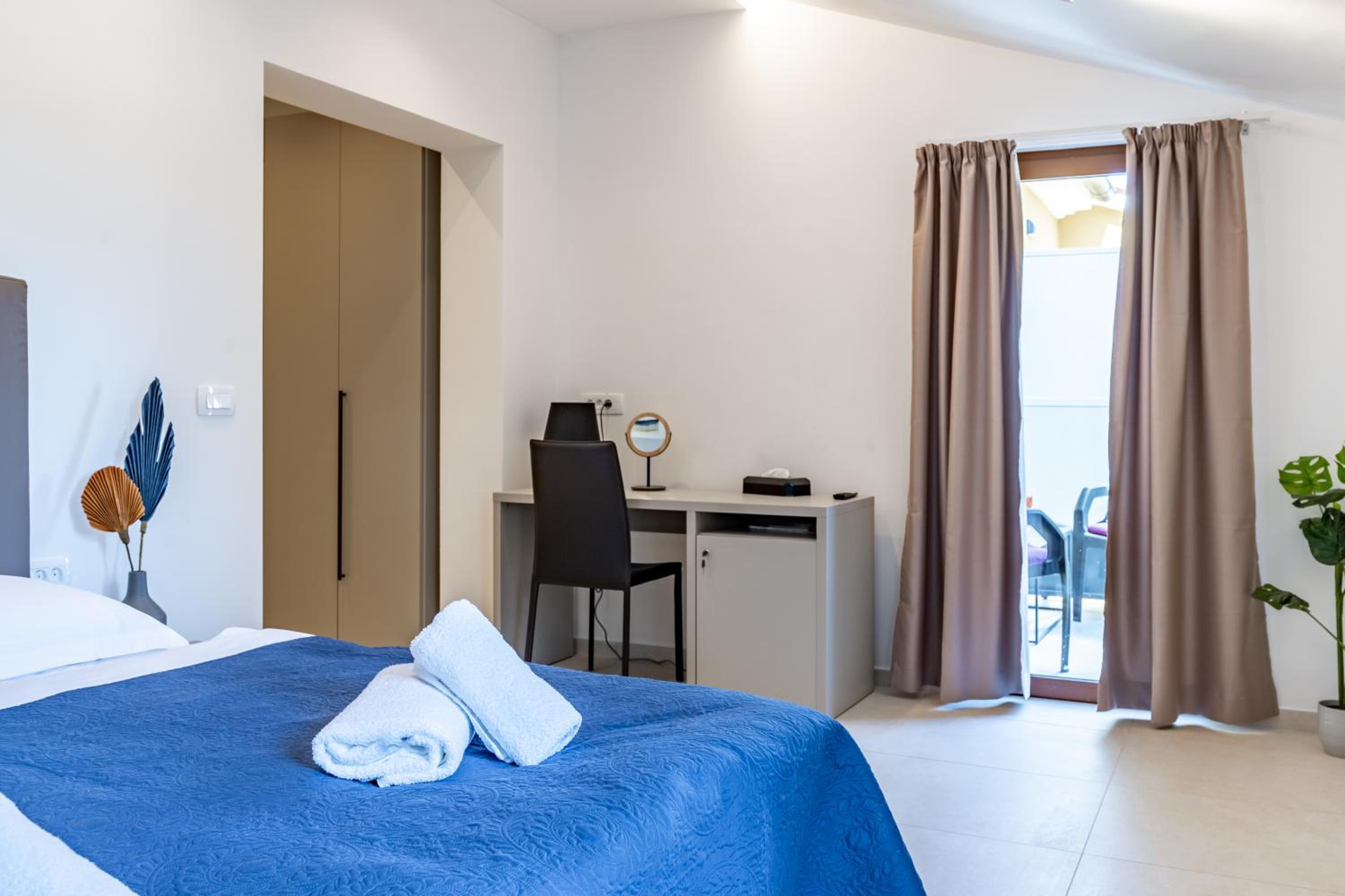 Superior Double or Twin Room - Photo 14