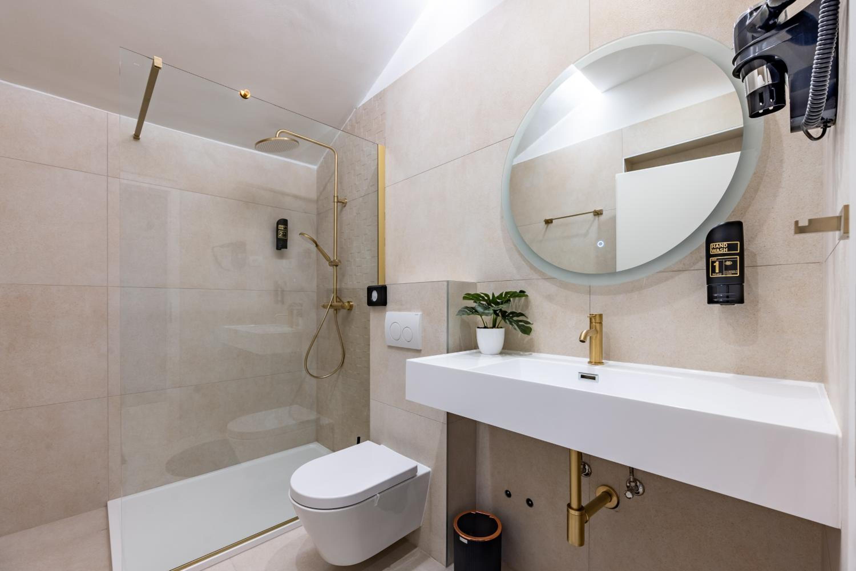 Superior Double or Twin Room - Photo 13