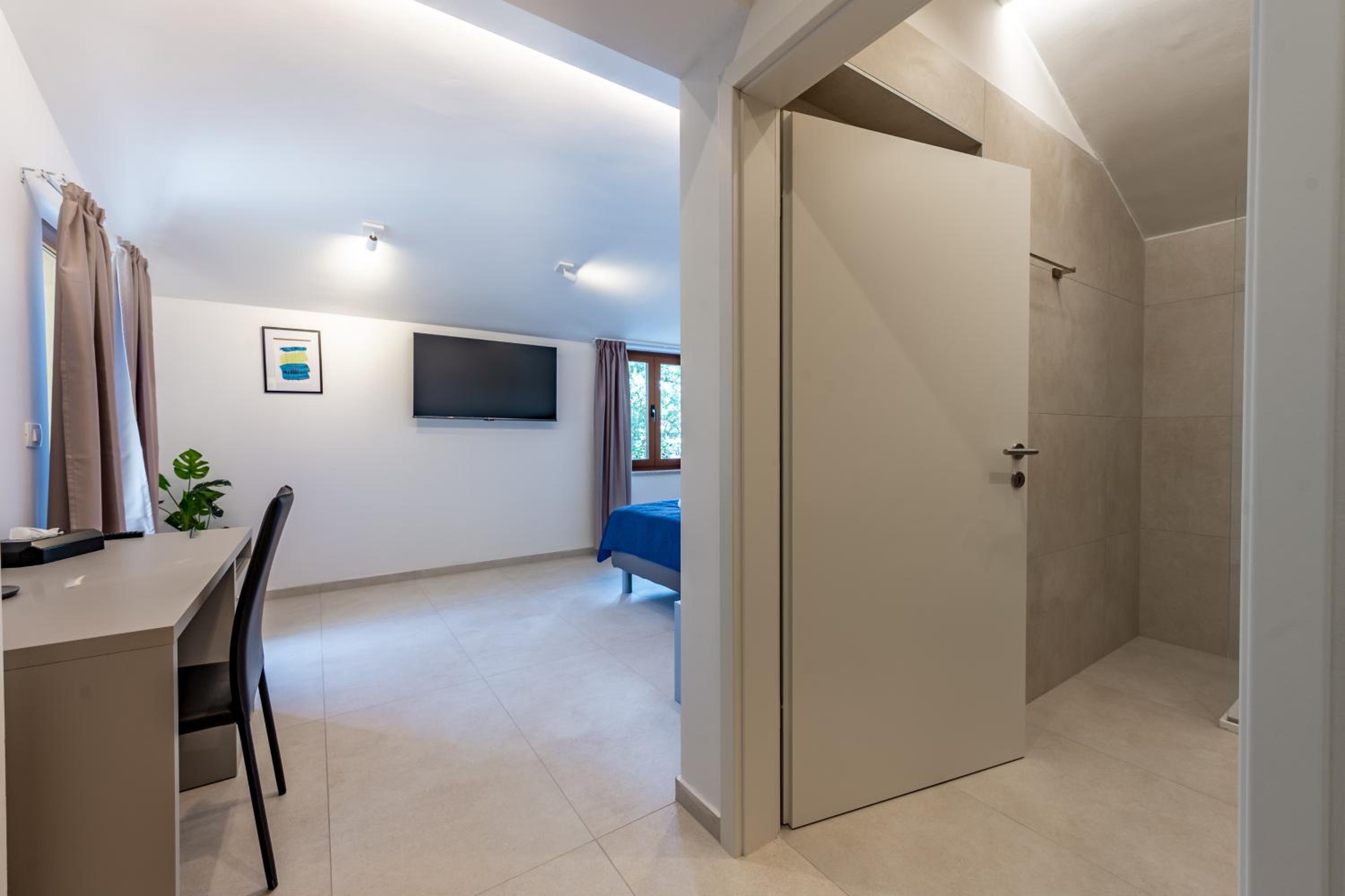 Superior Double or Twin Room - Photo 23