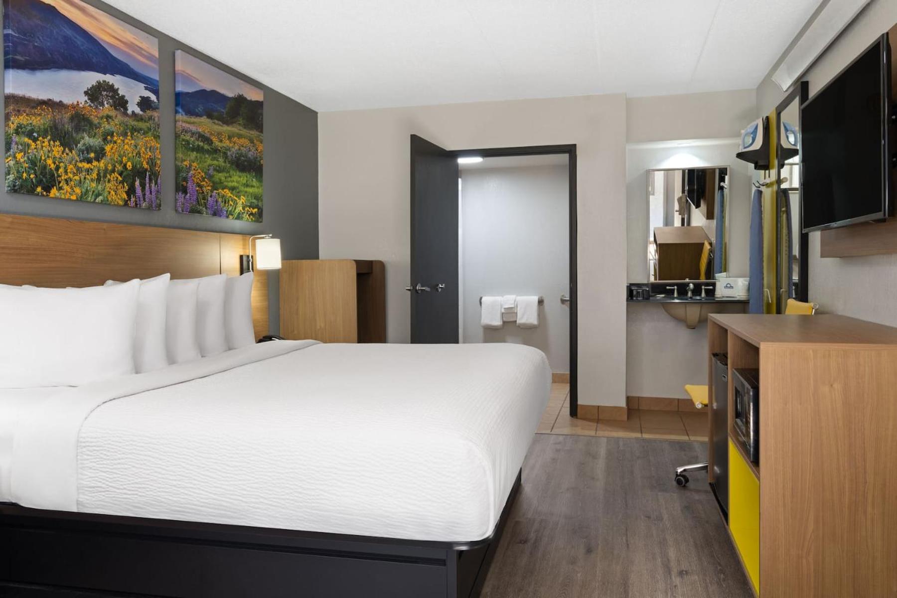 King Room with Mobility Access and Bathtub with Grab Bars, Non-Smoking - Photo 4