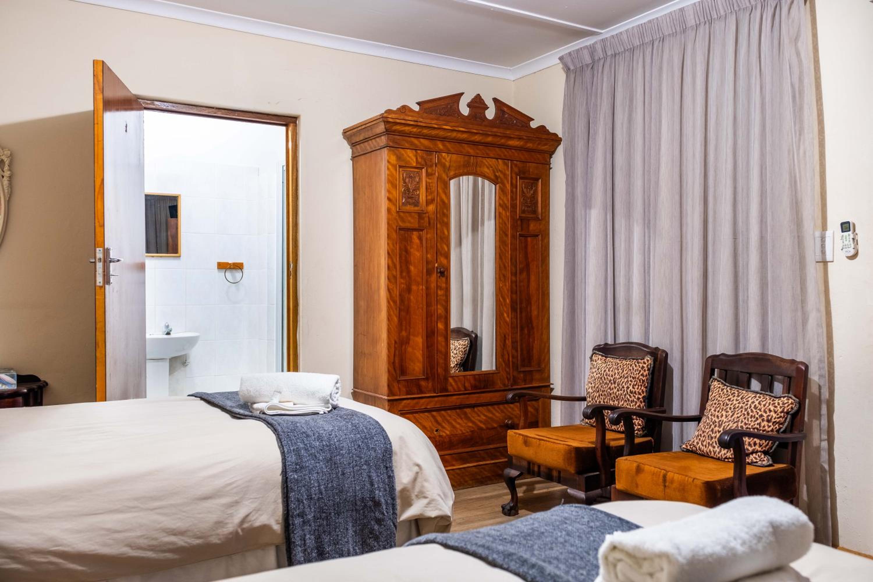 Standard Twin Room - Photo 3