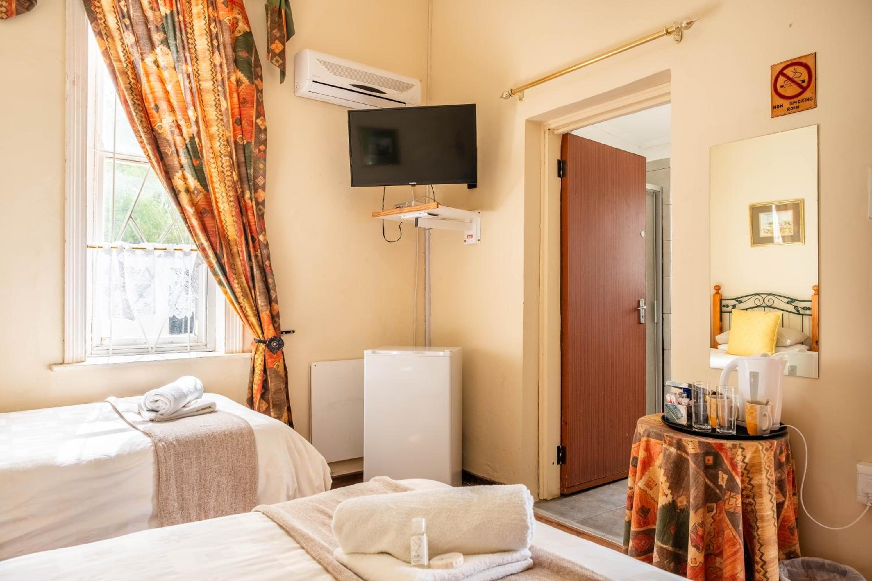 Small Twin Room - Photo 2