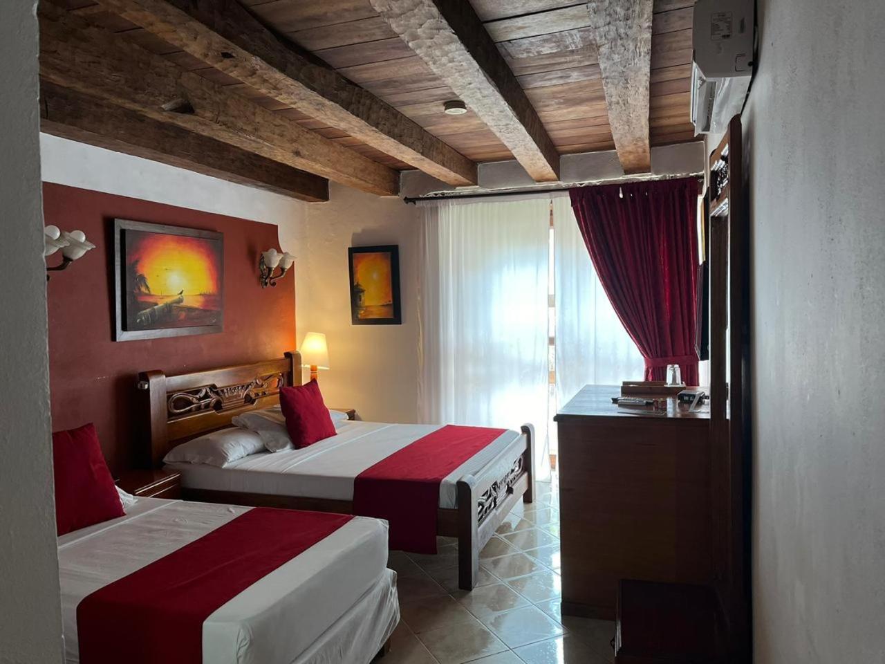 Deluxe Room with Balcony - Photo 4