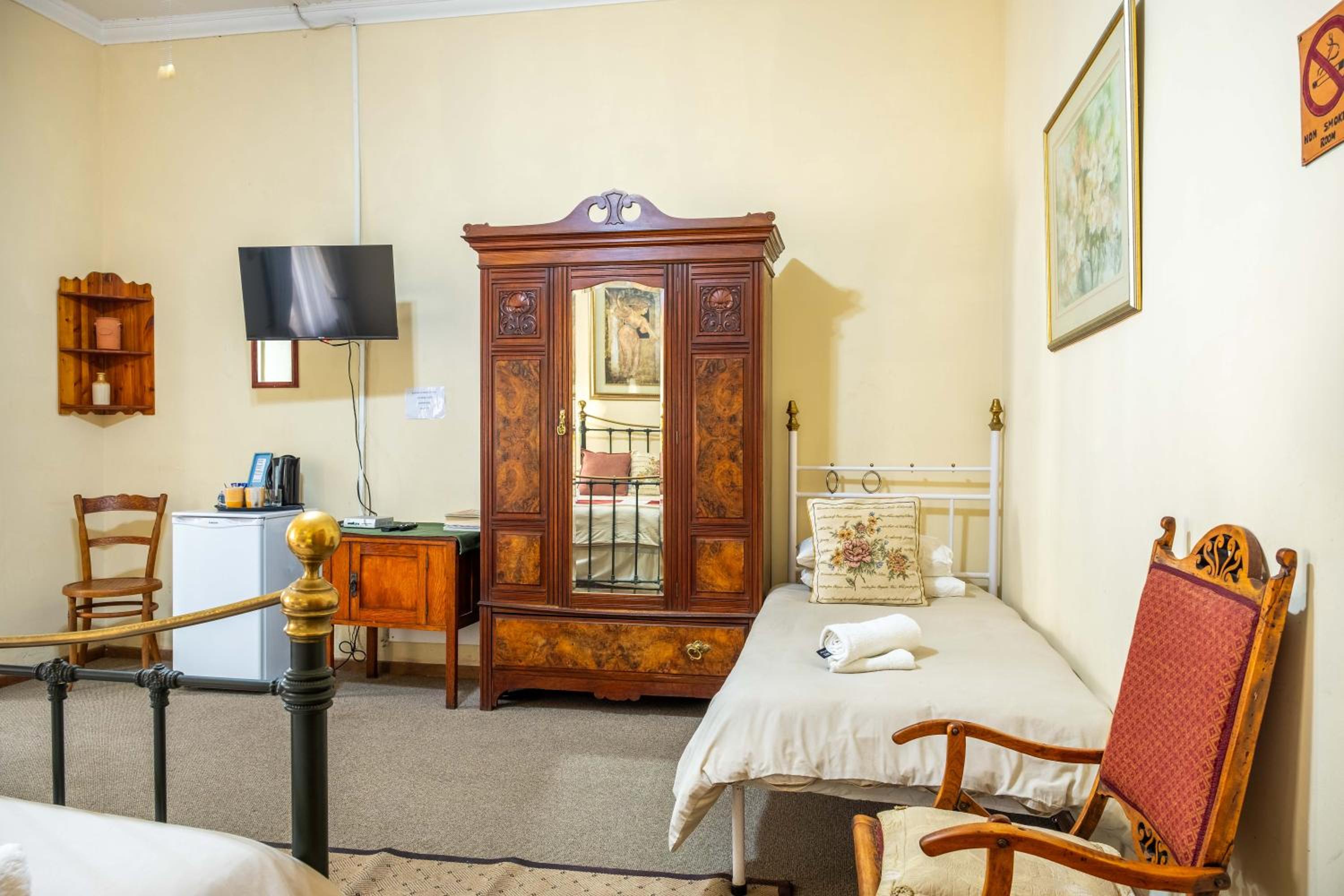 Deluxe Double Room with Shower - Photo 3
