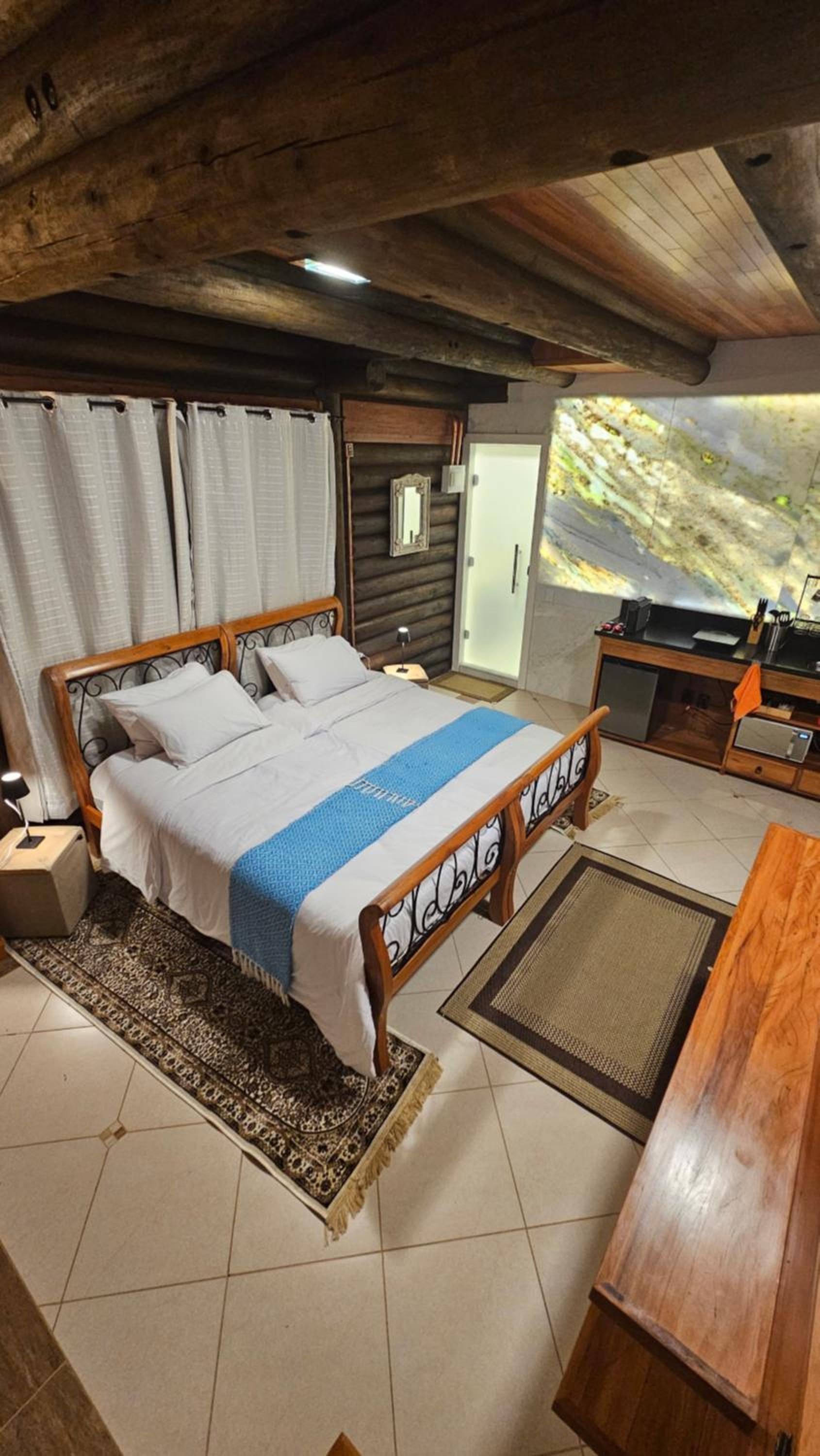 One-Bedroom Apartment with Balcony and Mountain View   photo 2