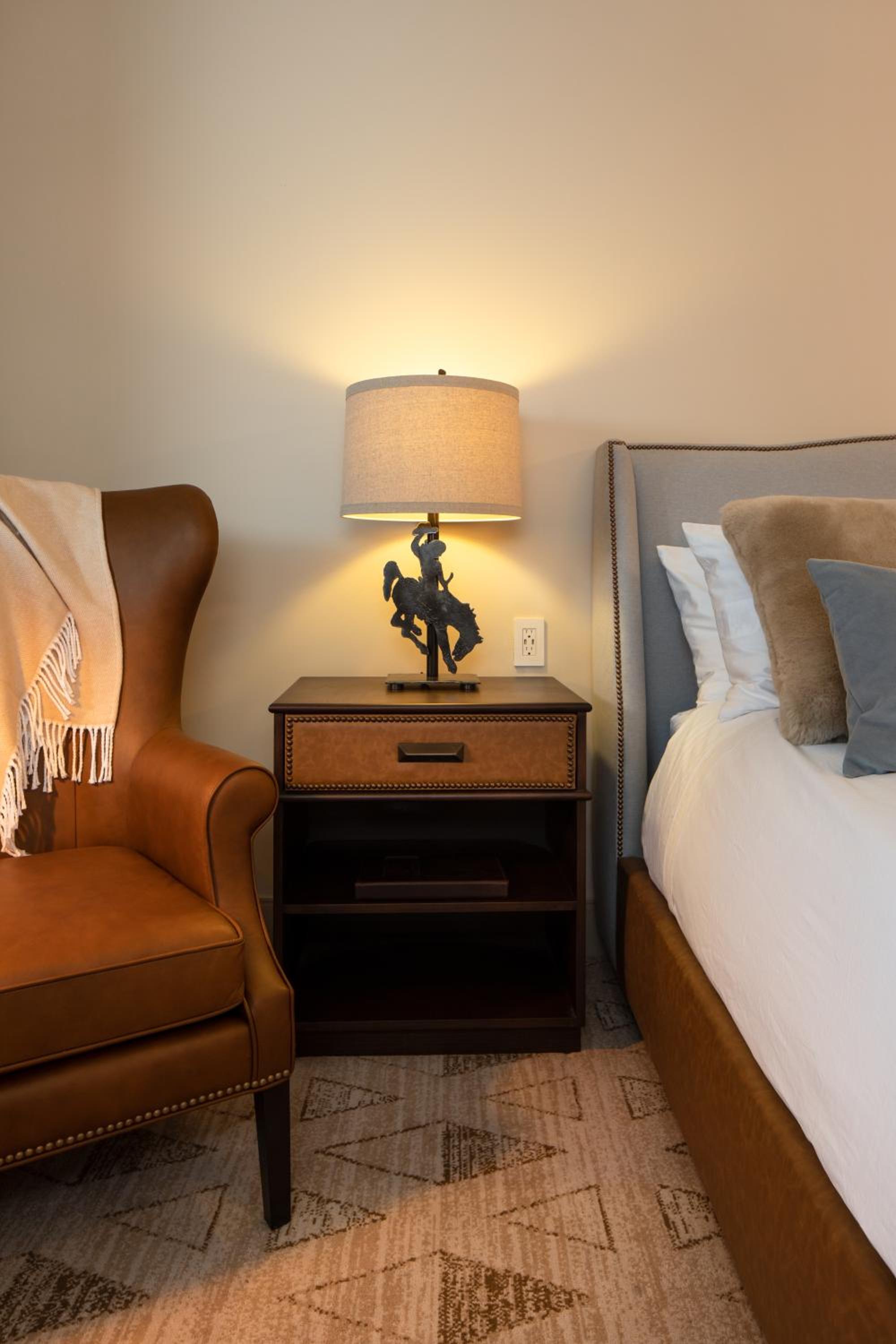 King Room with Balcony - Photo 9