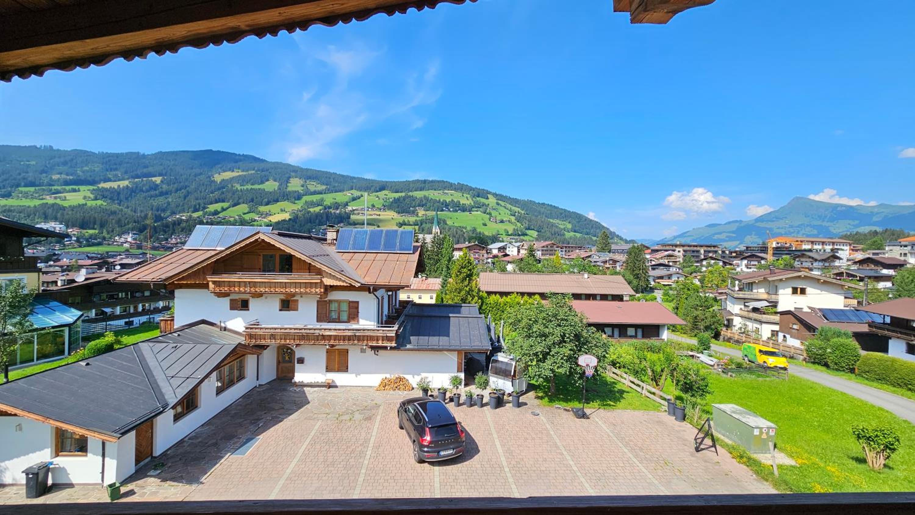 Three-Bedroom Apartment with Balcony photo 3