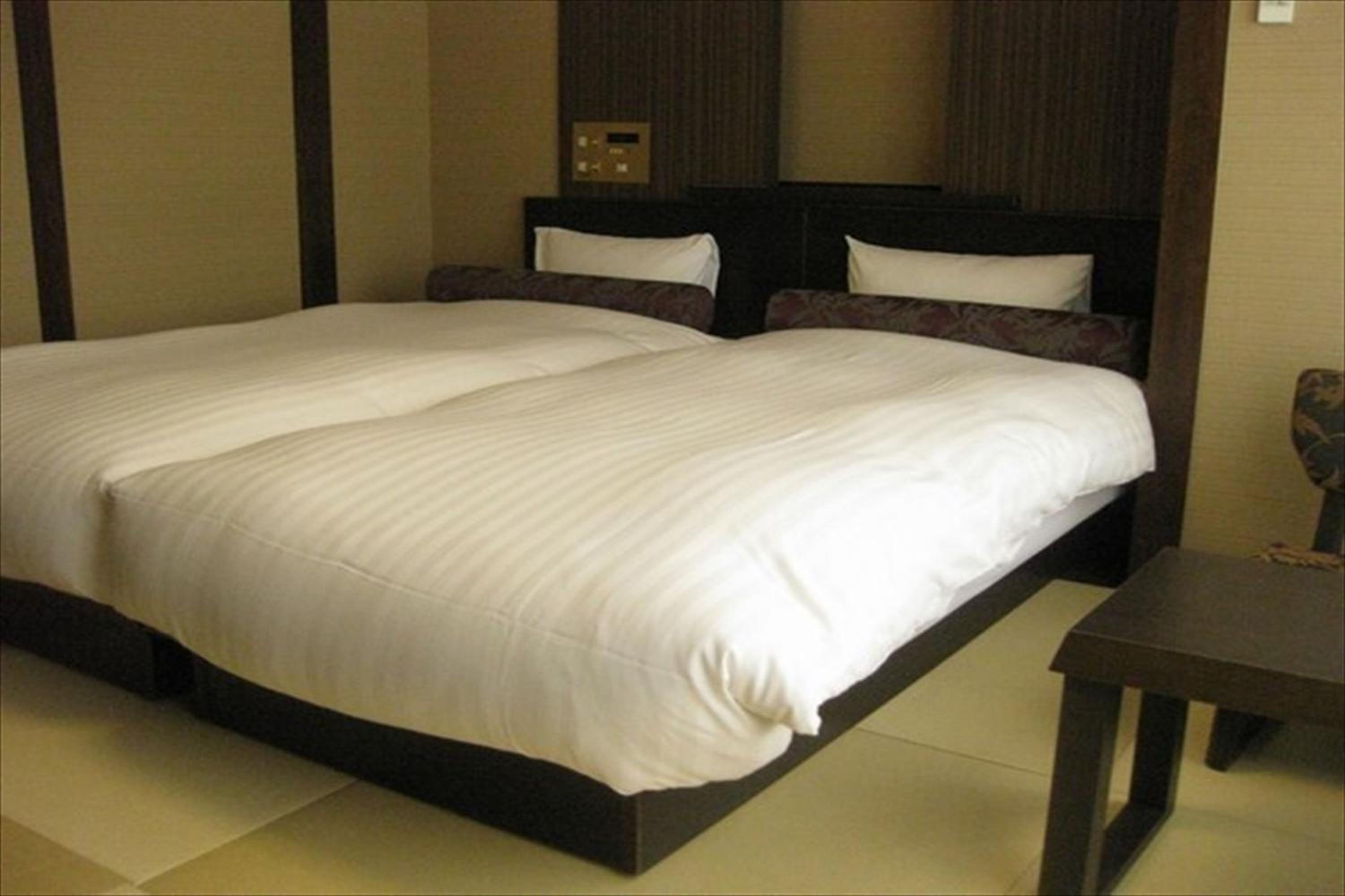 Economy Twin Room - Photo 4