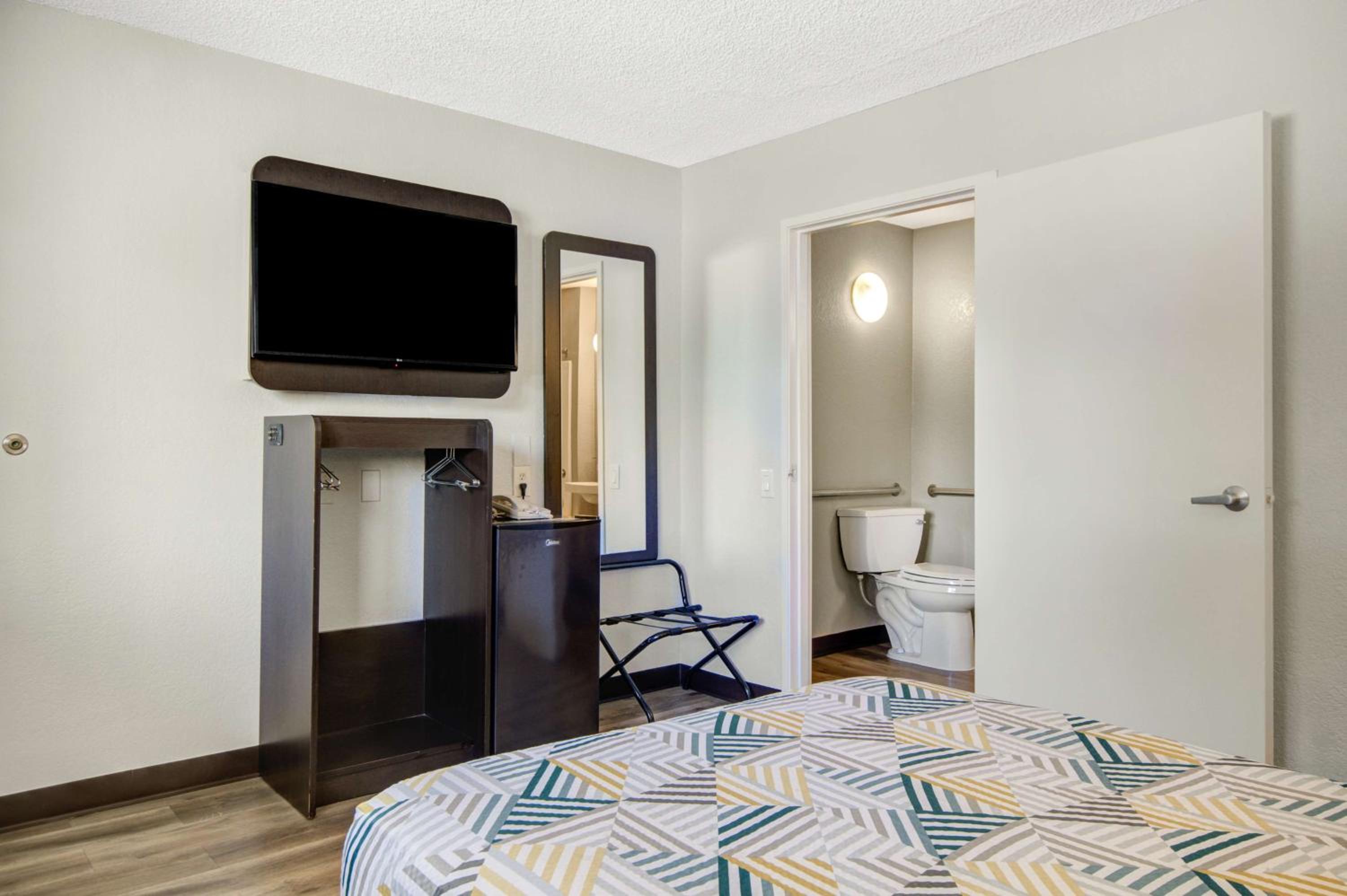 Double Room - Disability Access - Non-Smoking photo 3