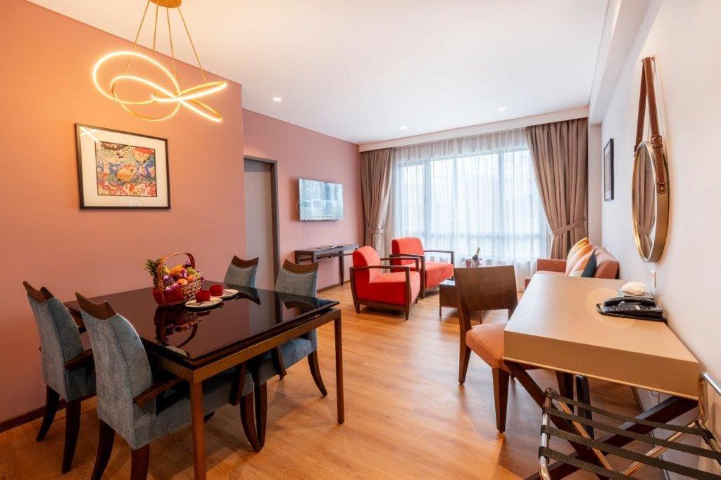 Executive Suite - Photo 1