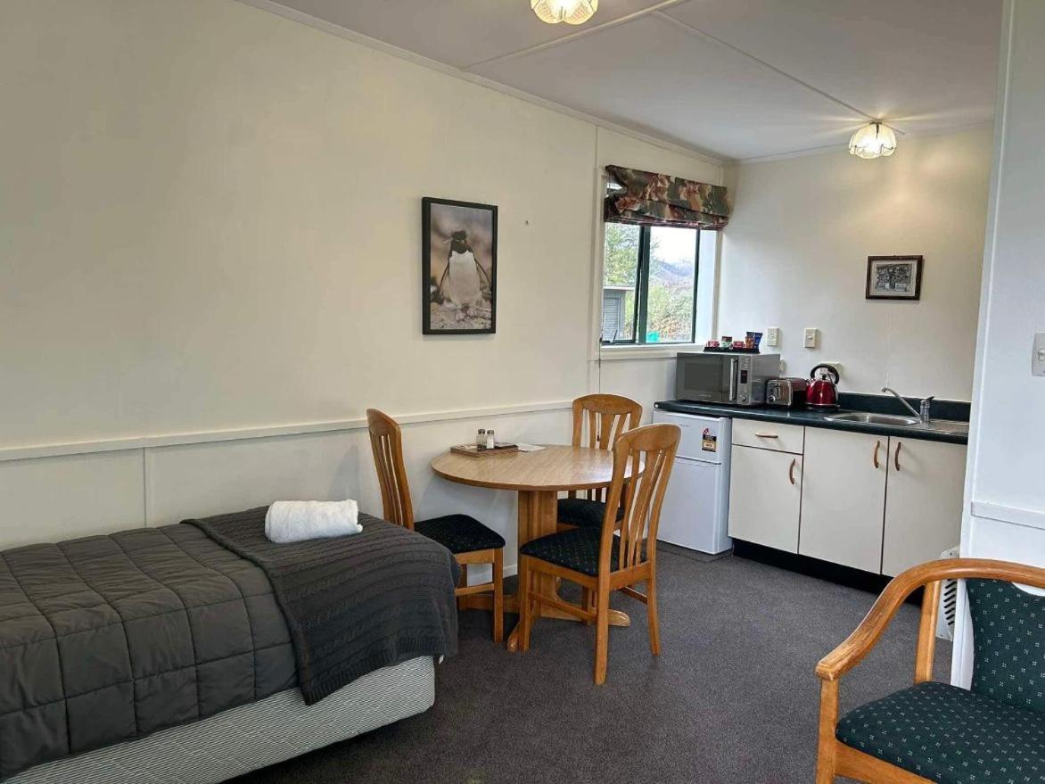 Deluxe Room (2 Adults + 1 Child) photo 3