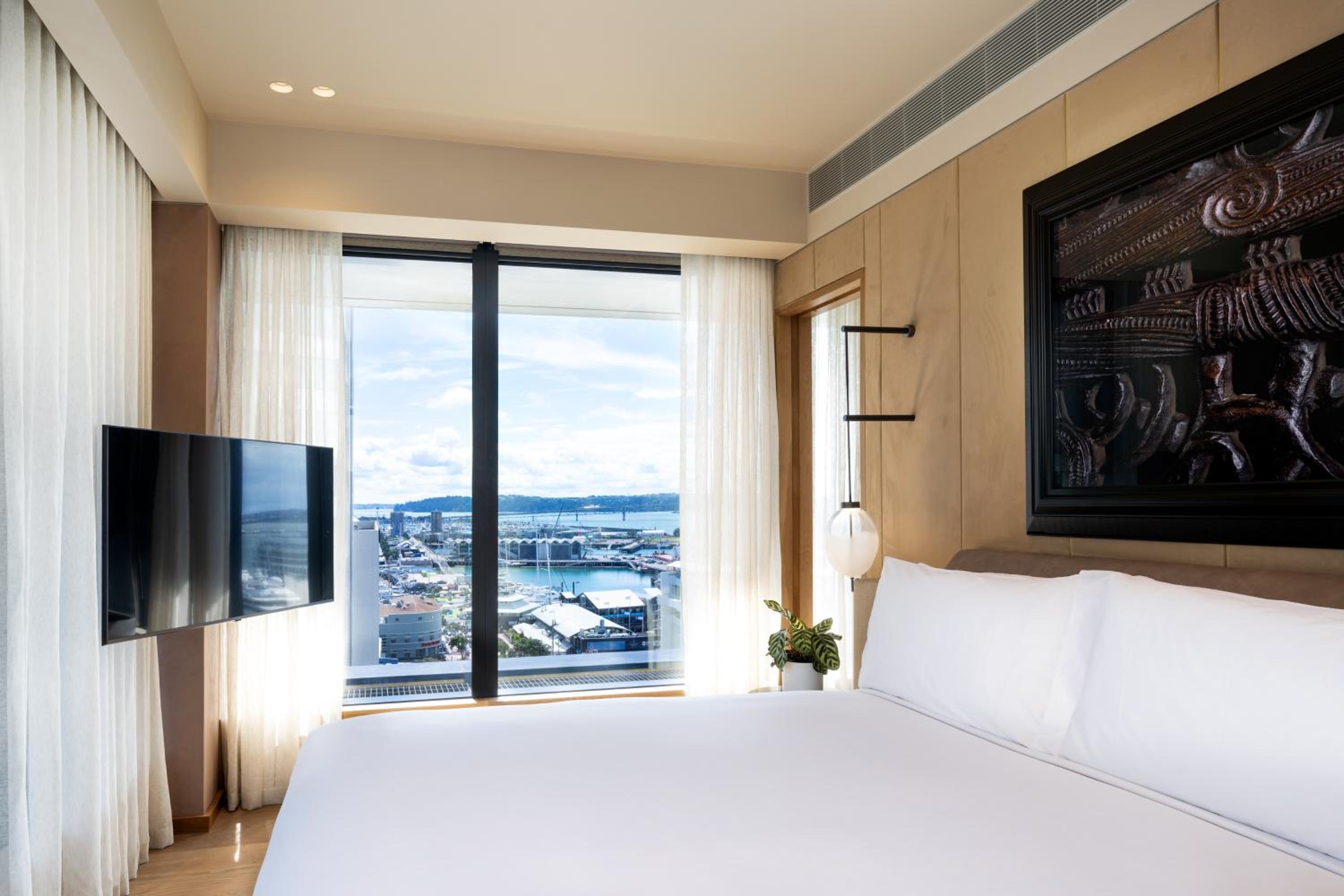 One-Bedroom Suite with City View - Club Lounge Access - Photo 1