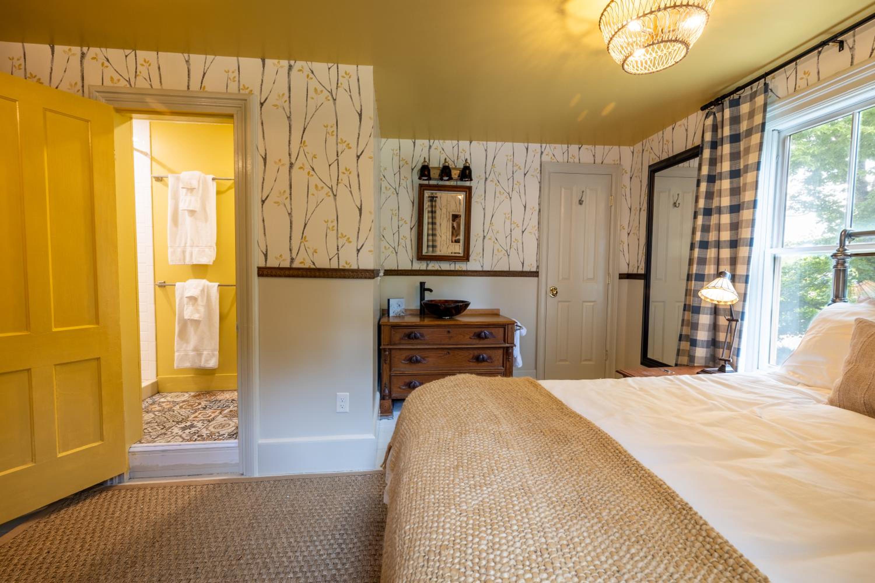 Queen Room photo 2