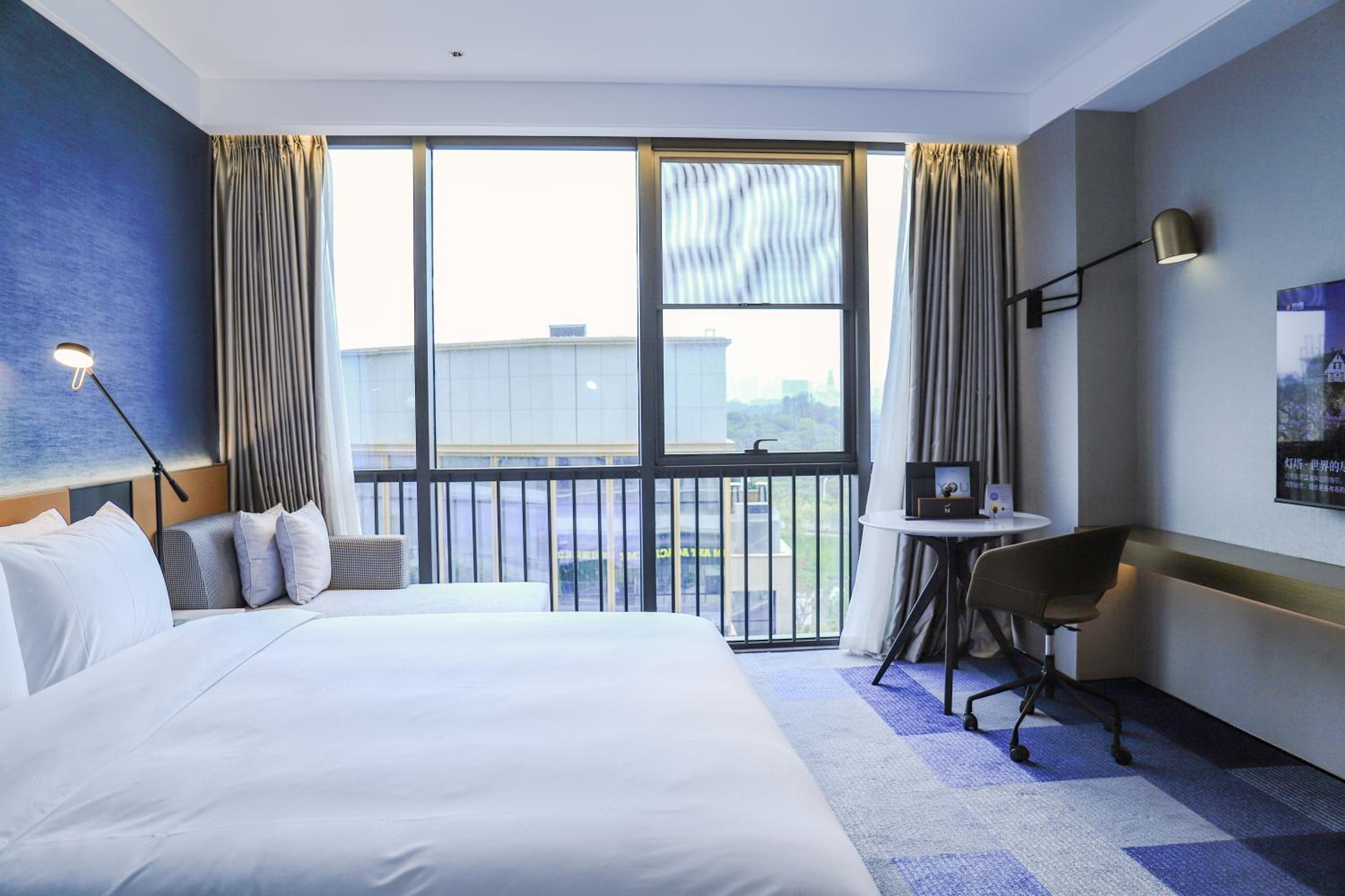 Standard King Room - Photo 8