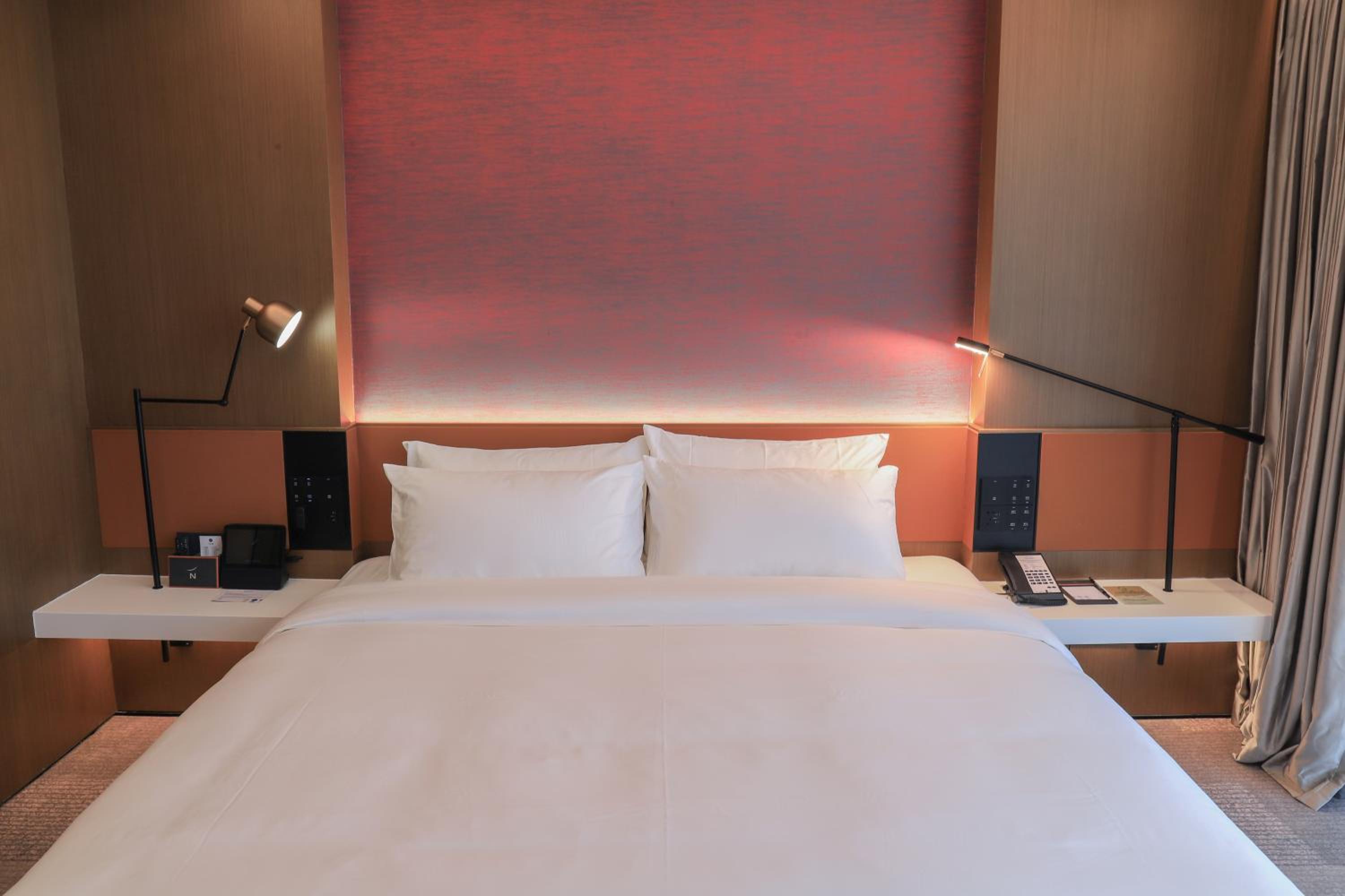 Deluxe King Suite - Photo 2