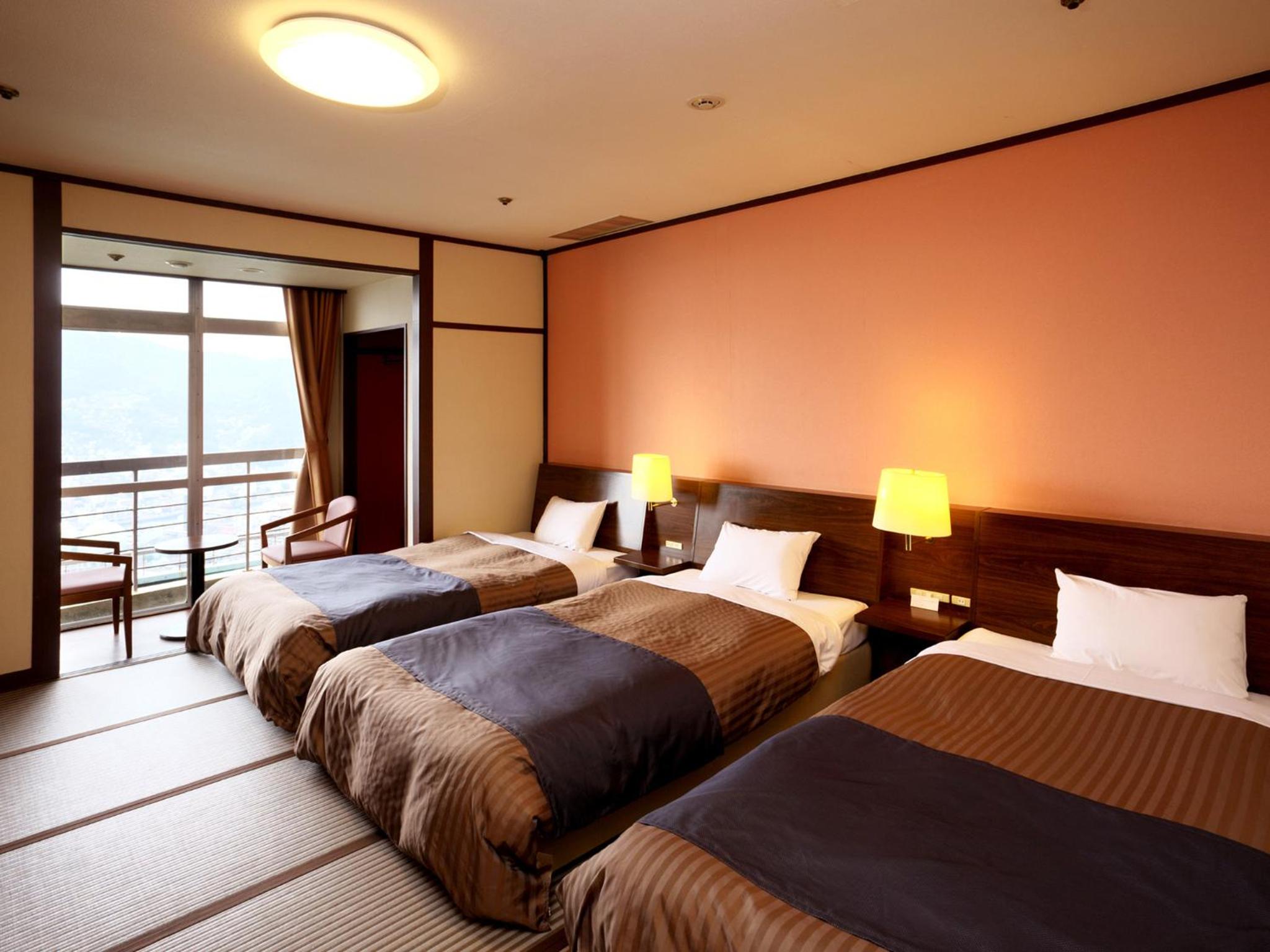 Triple Room with City View - Smoking photo 1