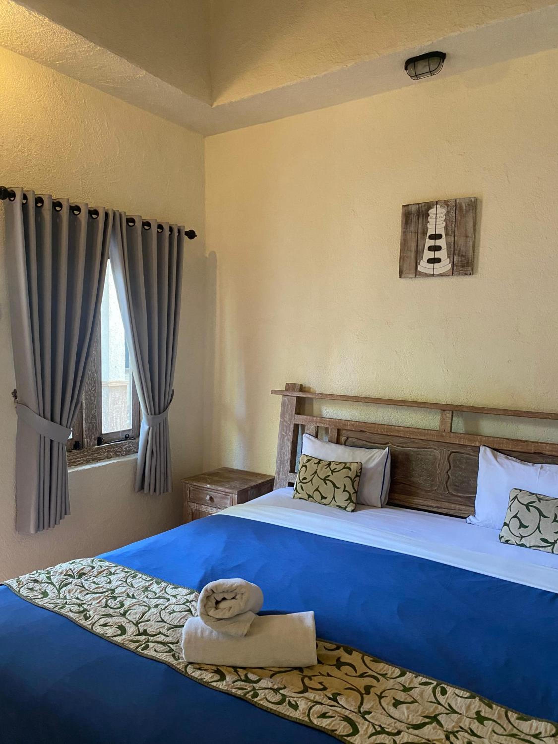 Double Room with Pool View - Photo 9