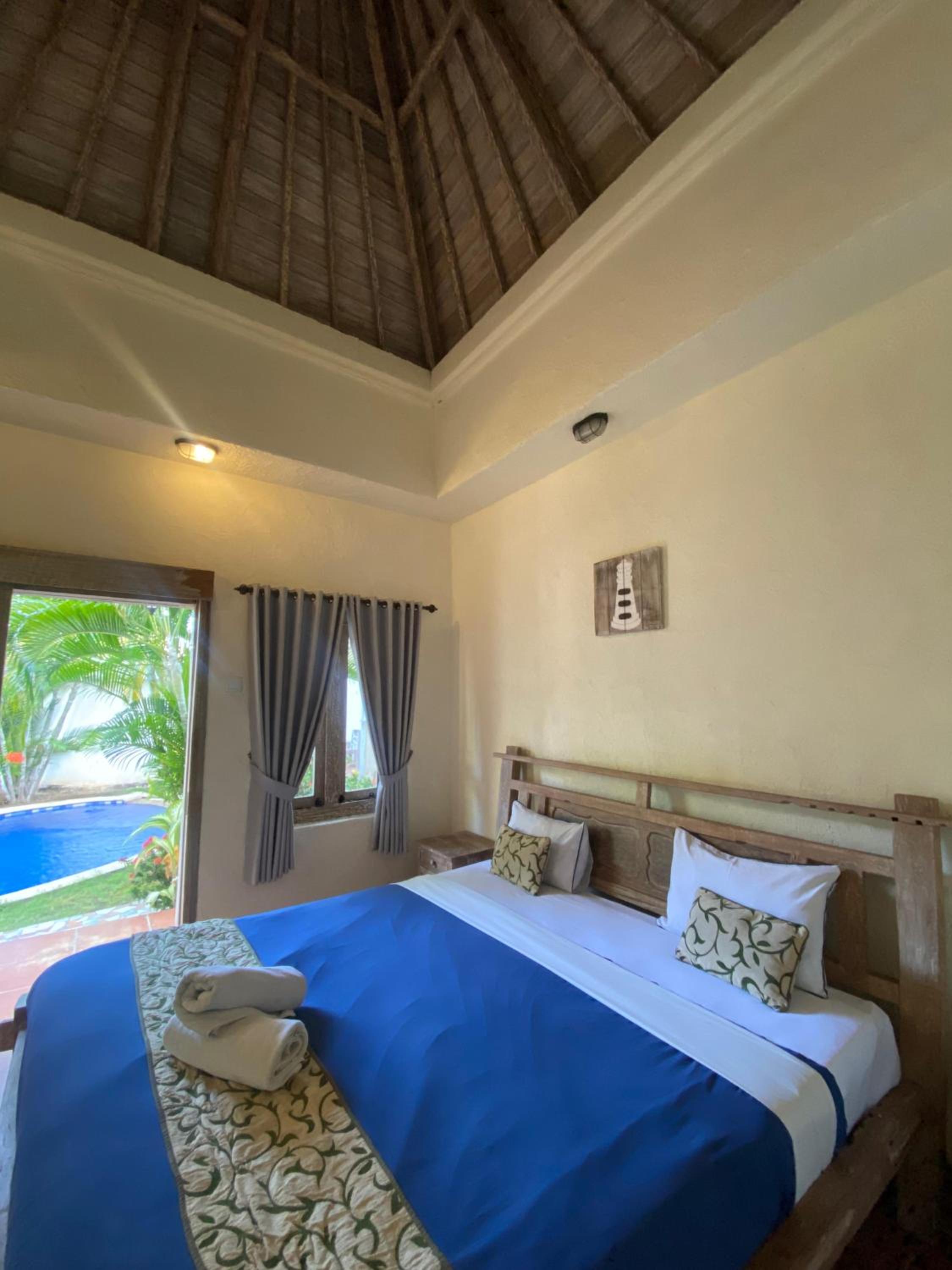 Double Room with Pool View - Photo 11