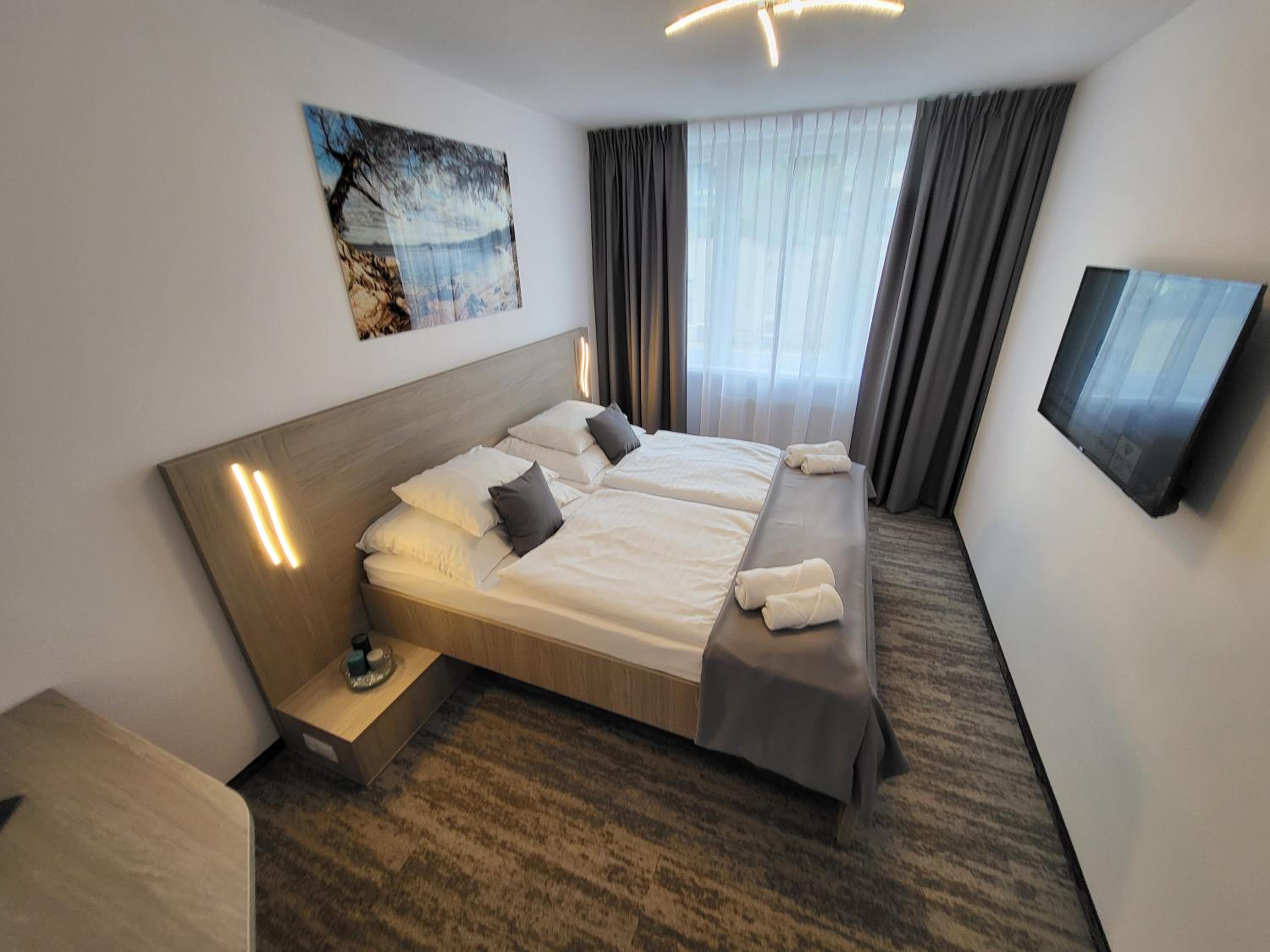 Deluxe Double or Twin Room with Balcony - Photo 3