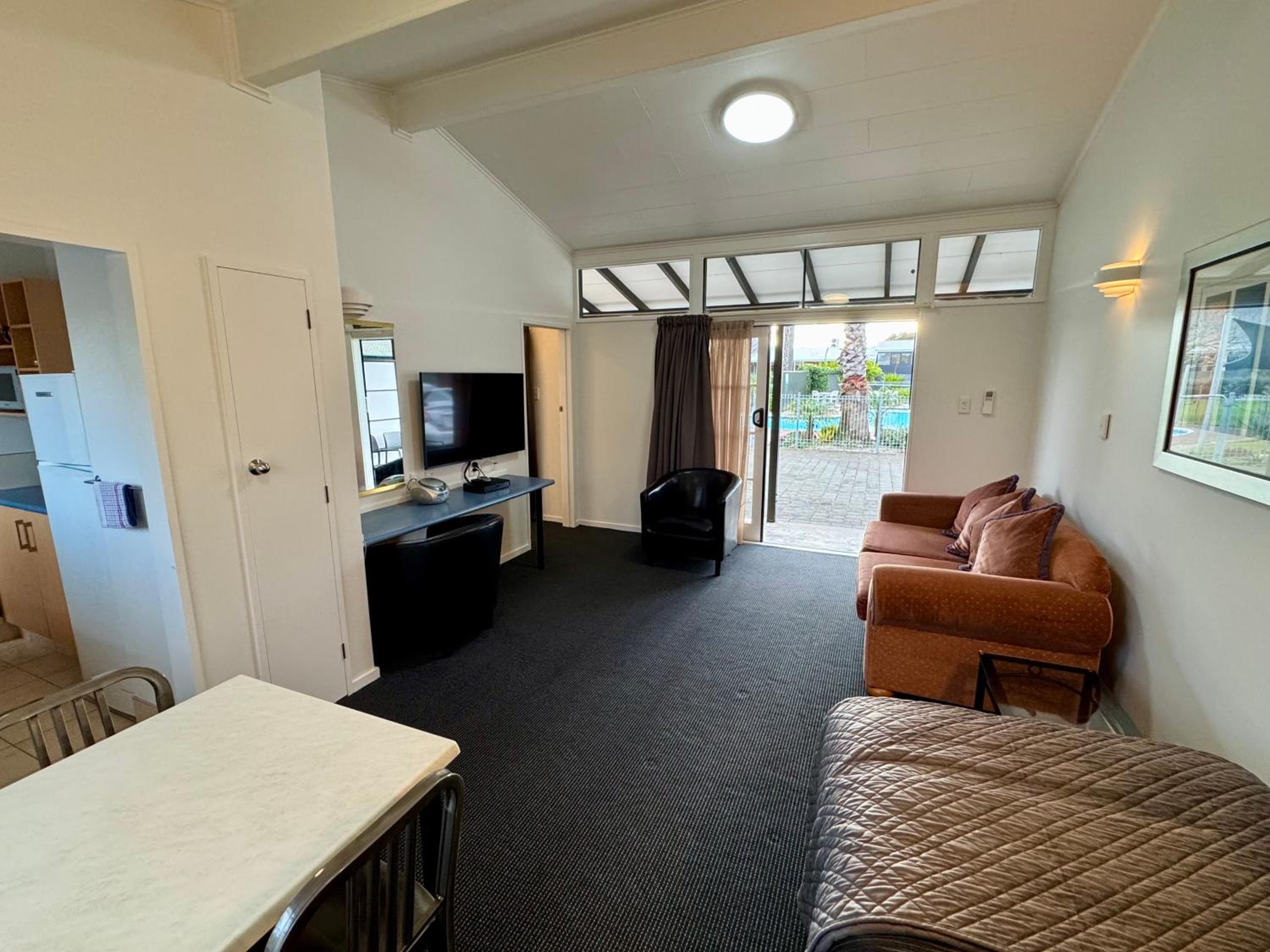 One-Bedroom Apartment - Photo 2