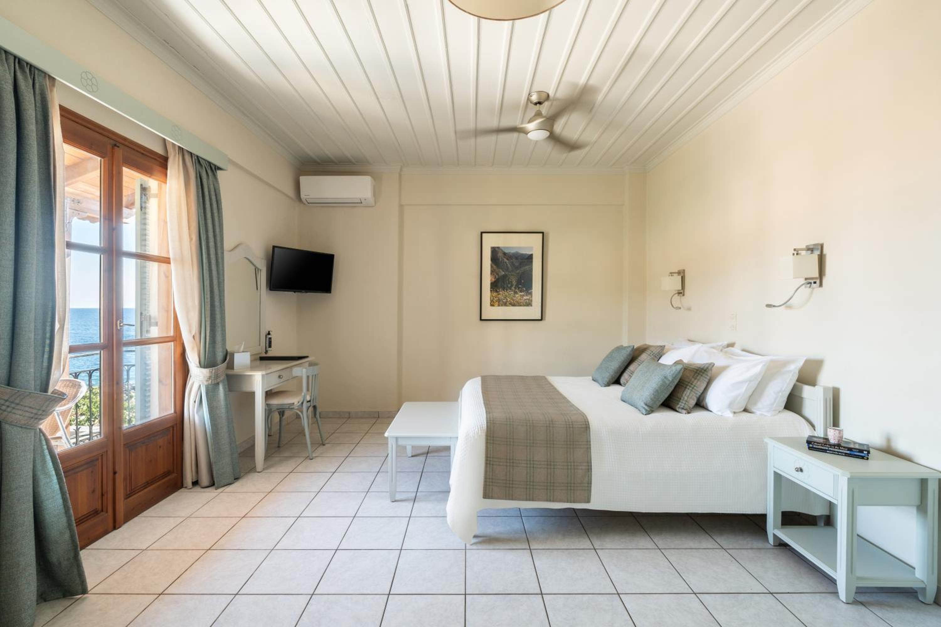 Two-Bedroom Apartment (4 Adults) with Side Sea View - Photo 5