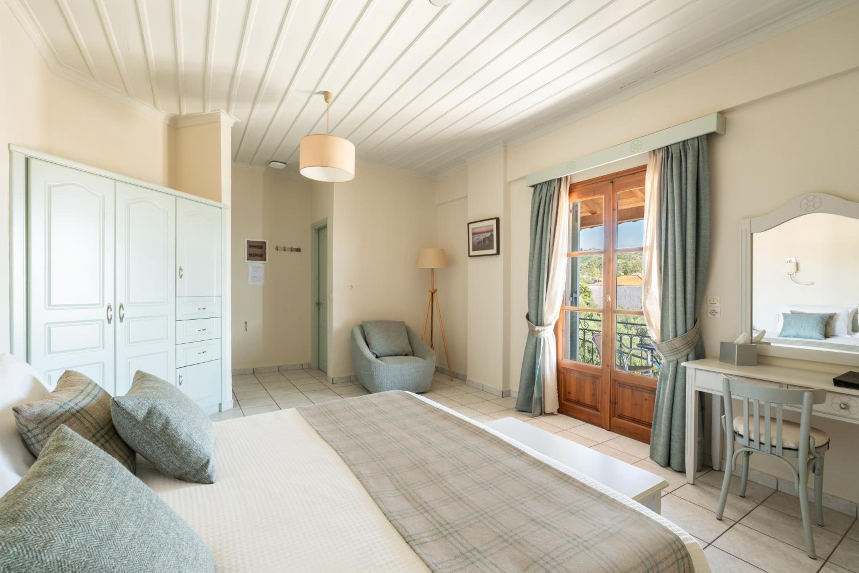 Two-Bedroom Apartment (4 Adults) with Side Sea View - Photo 7