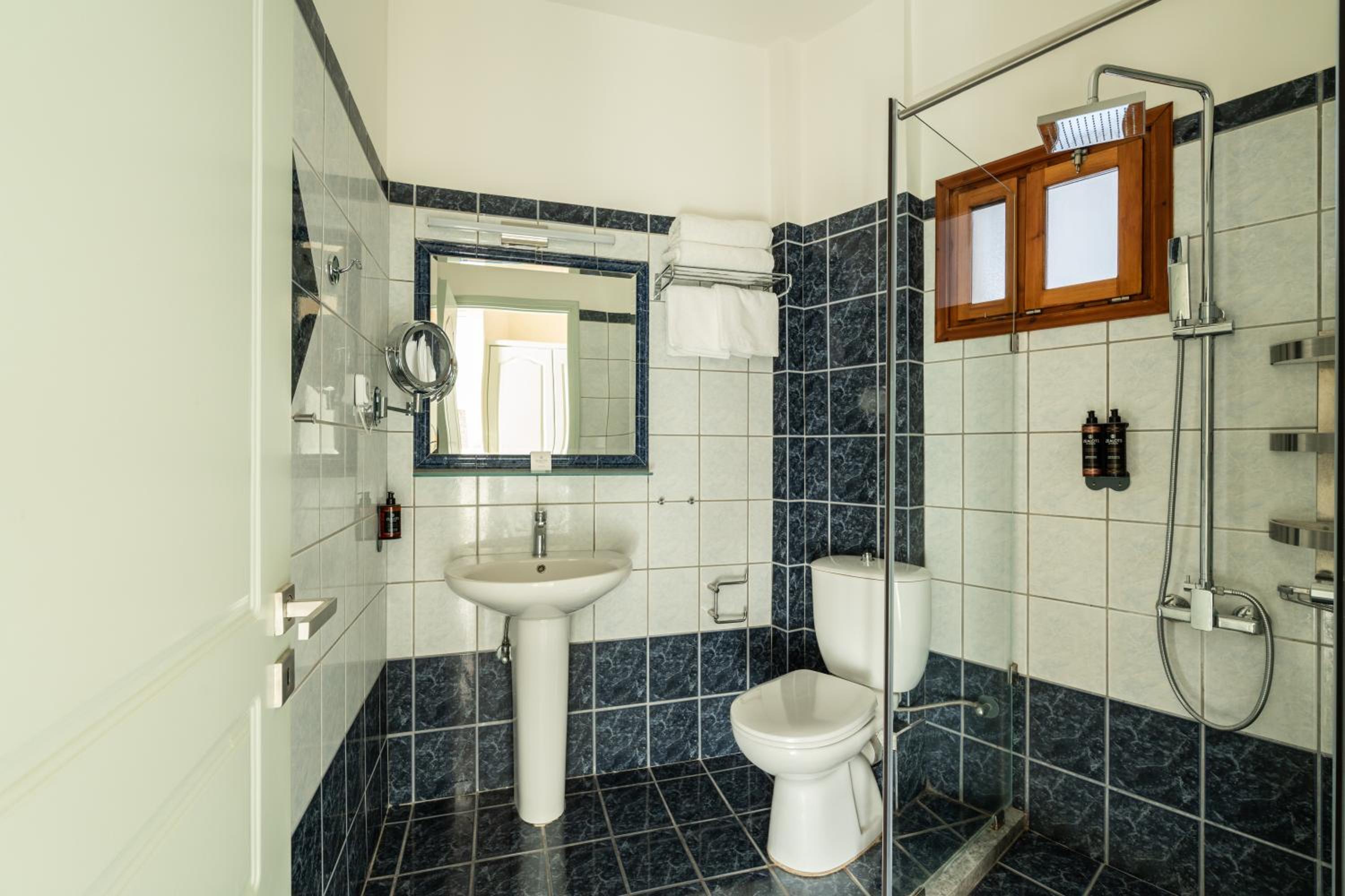 Two-Bedroom Apartment (4 Adults) with Side Sea View - Photo 8