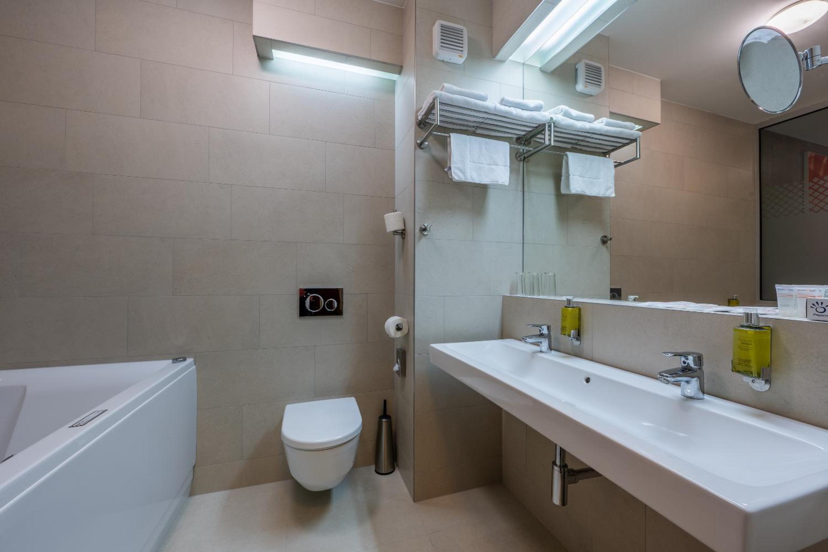 Suite with Spa Bath photo 3