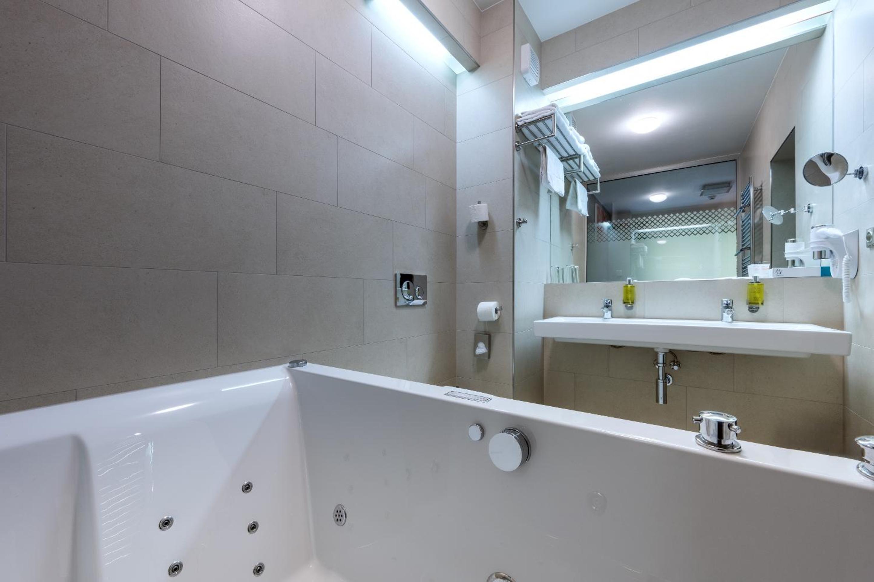 Suite with Spa Bath photo 2
