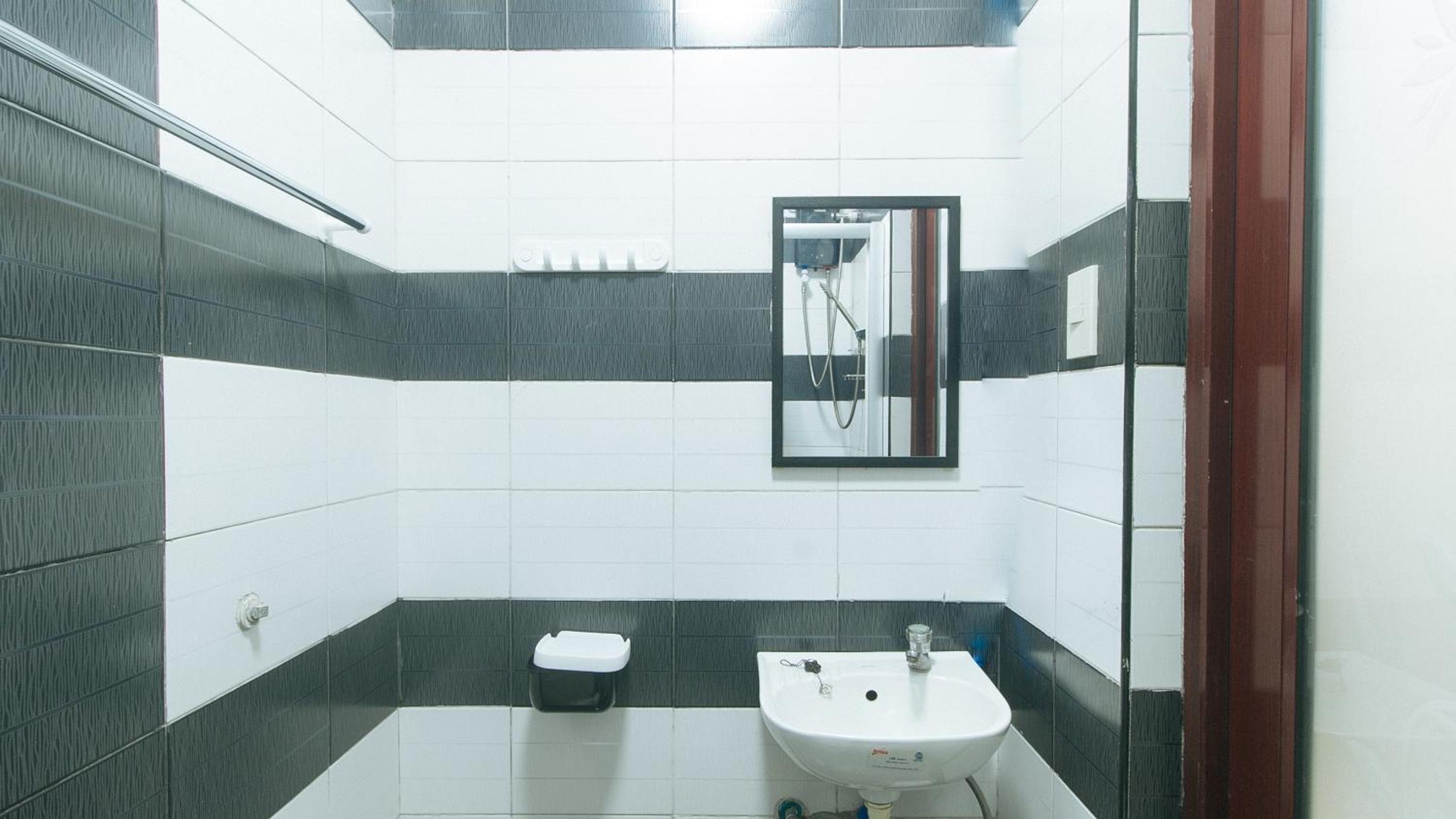 Standard Double Room - Photo 13