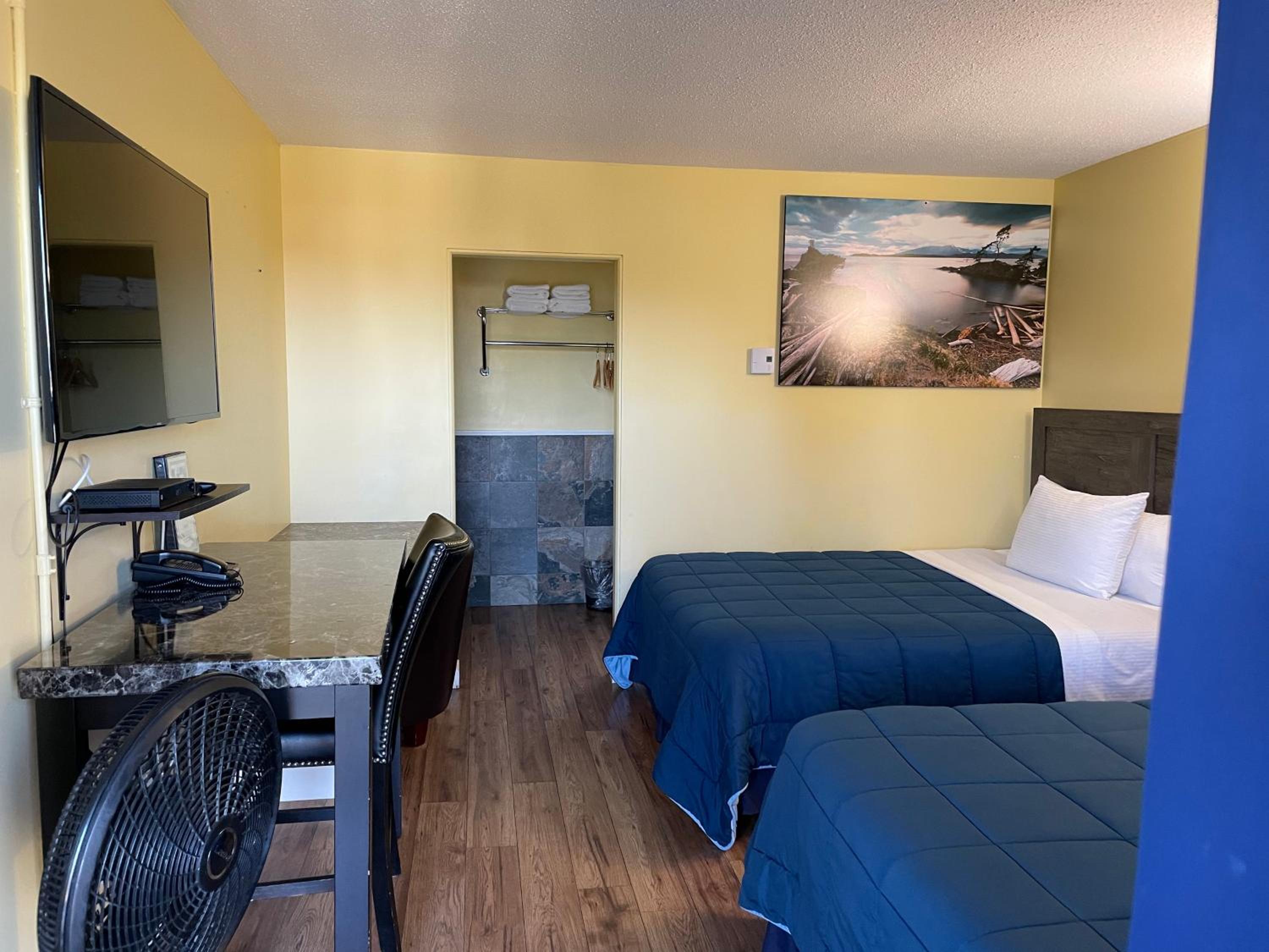 Queen Room with Two Queen Beds photo 3