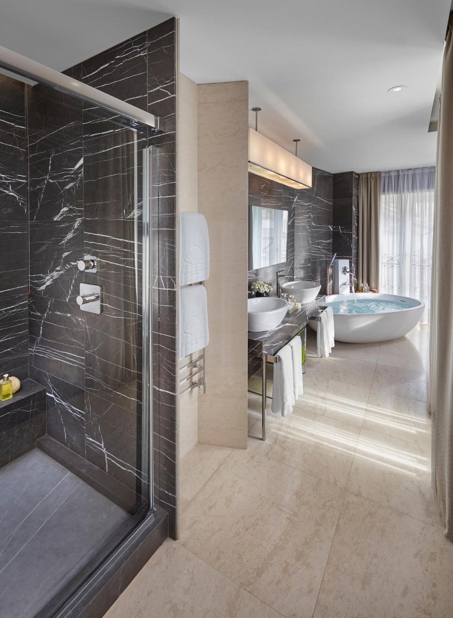 Deluxe Terrace Suite