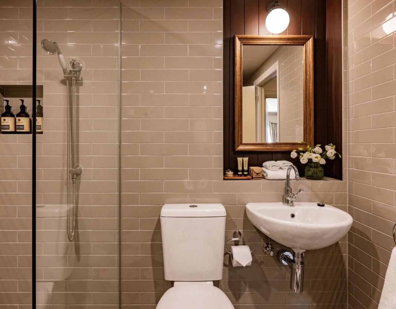 Superior Room with Free High Speed WiFi - Photo 4