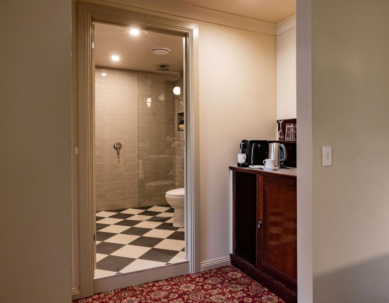 Executive Suite with Free High Speed WiFi - Photo 4