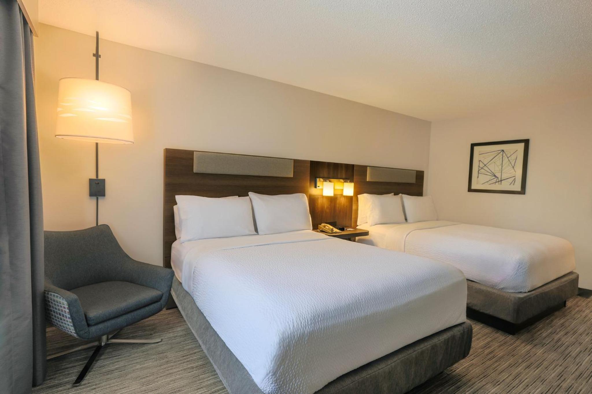 Standard Room with Two Queen Beds - Photo 8