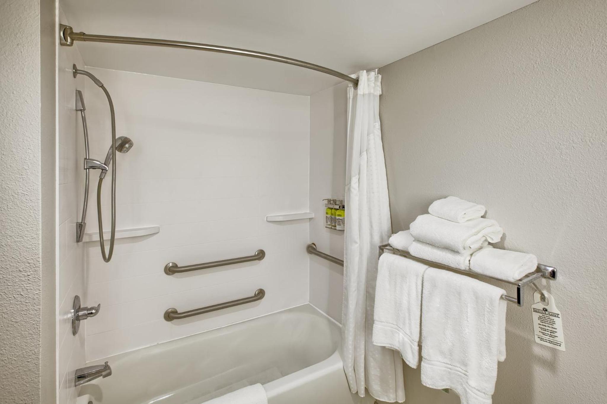 Standard Room with Two Queen Beds - Photo 11