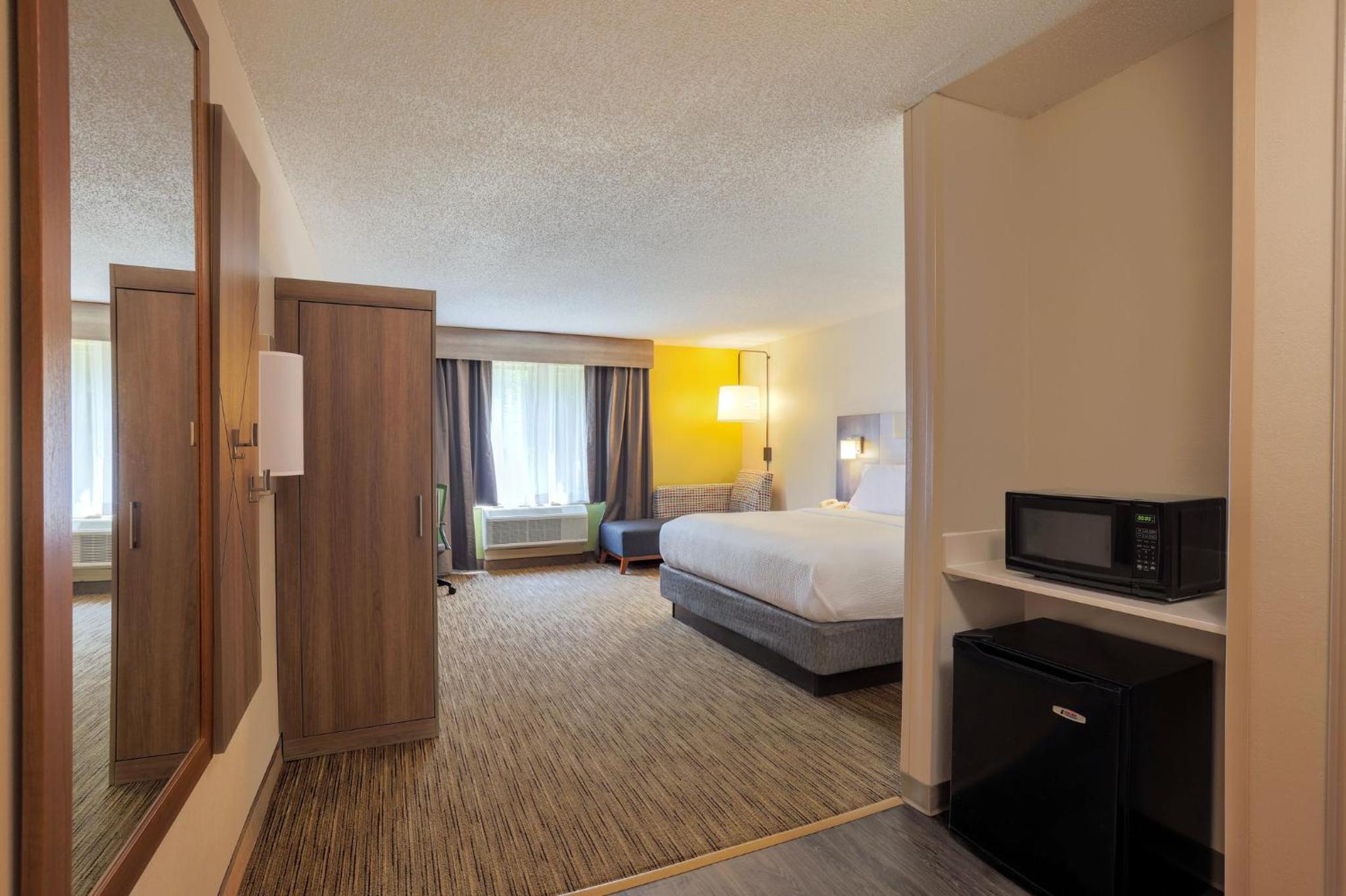 Standard King Room - Photo 11