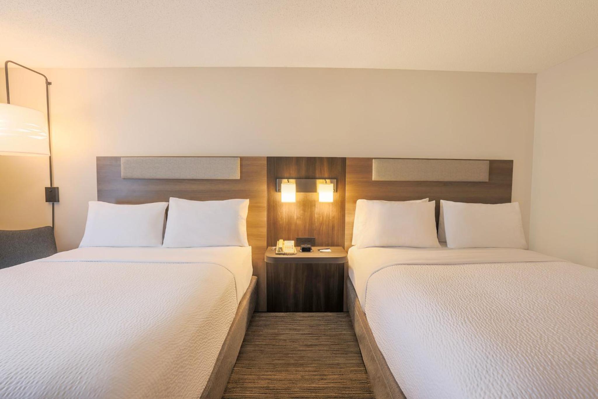 Standard Room with Two Queen Beds - Photo 2