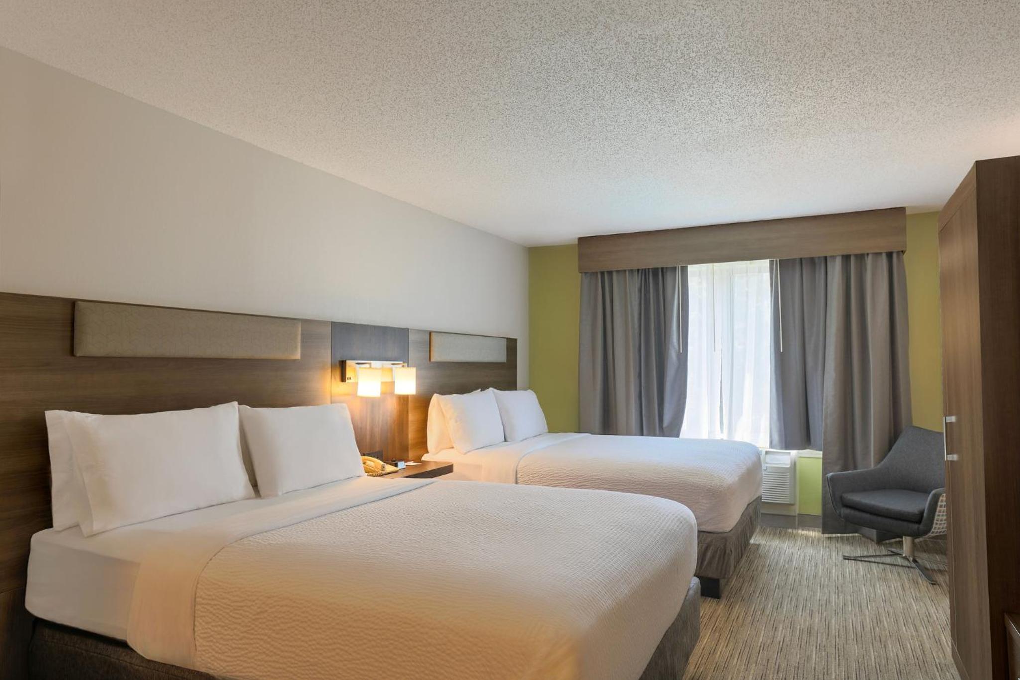 Standard Room with Two Queen Beds - Photo 6