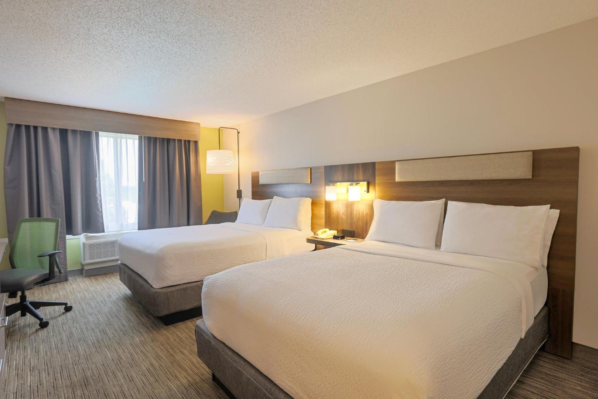 Standard Room with Two Queen Beds - Photo 9