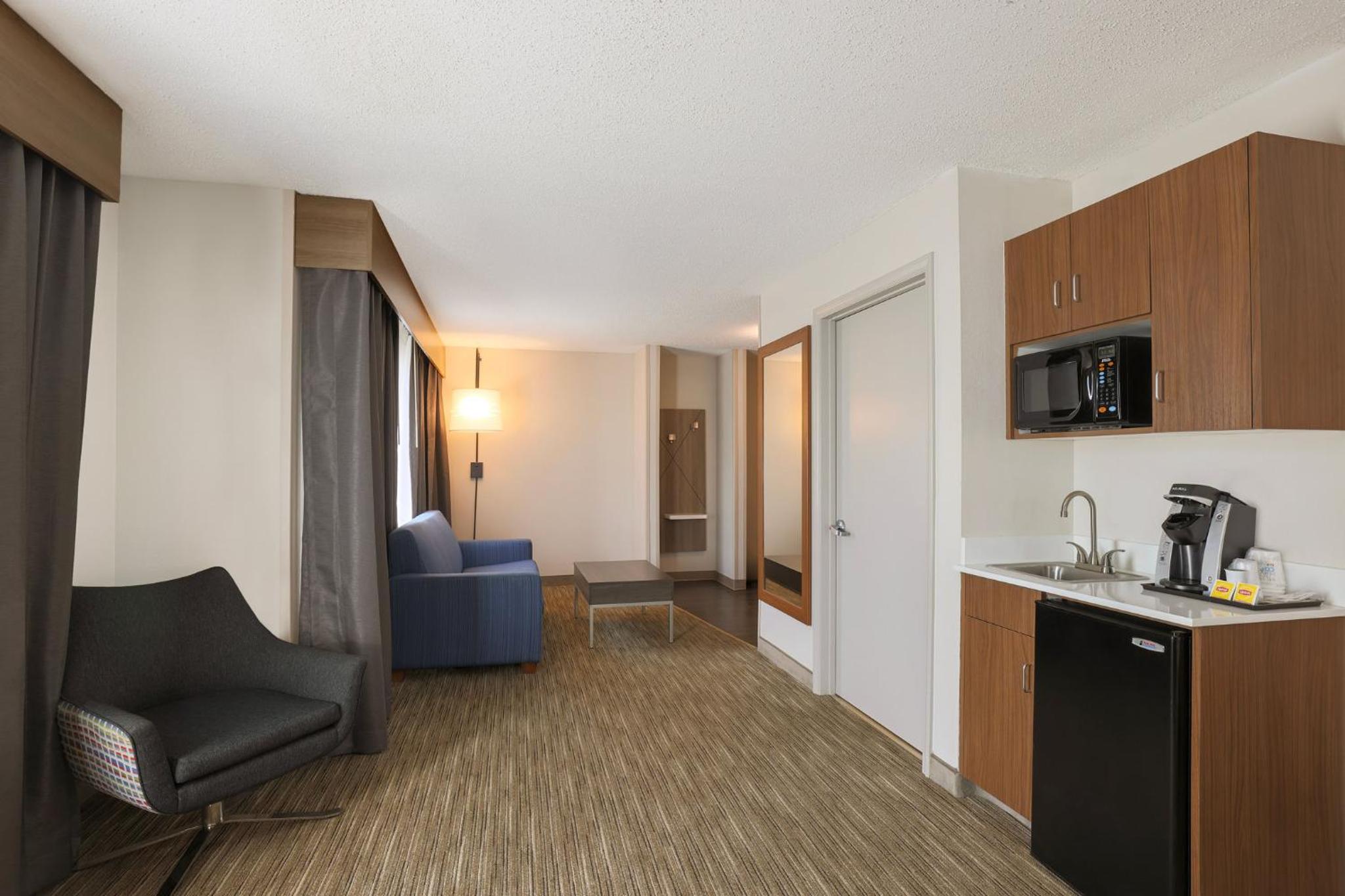 Queen Suite with Two Queen Beds photo 3